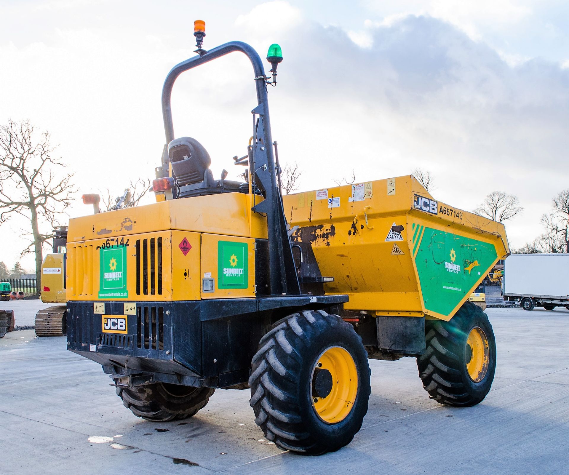 JCB 9 tonne straight skip dumper Year: 2015 S/N: EFFRM7587 Recorded Hours: 1568 c/w V5C registration - Image 3 of 21