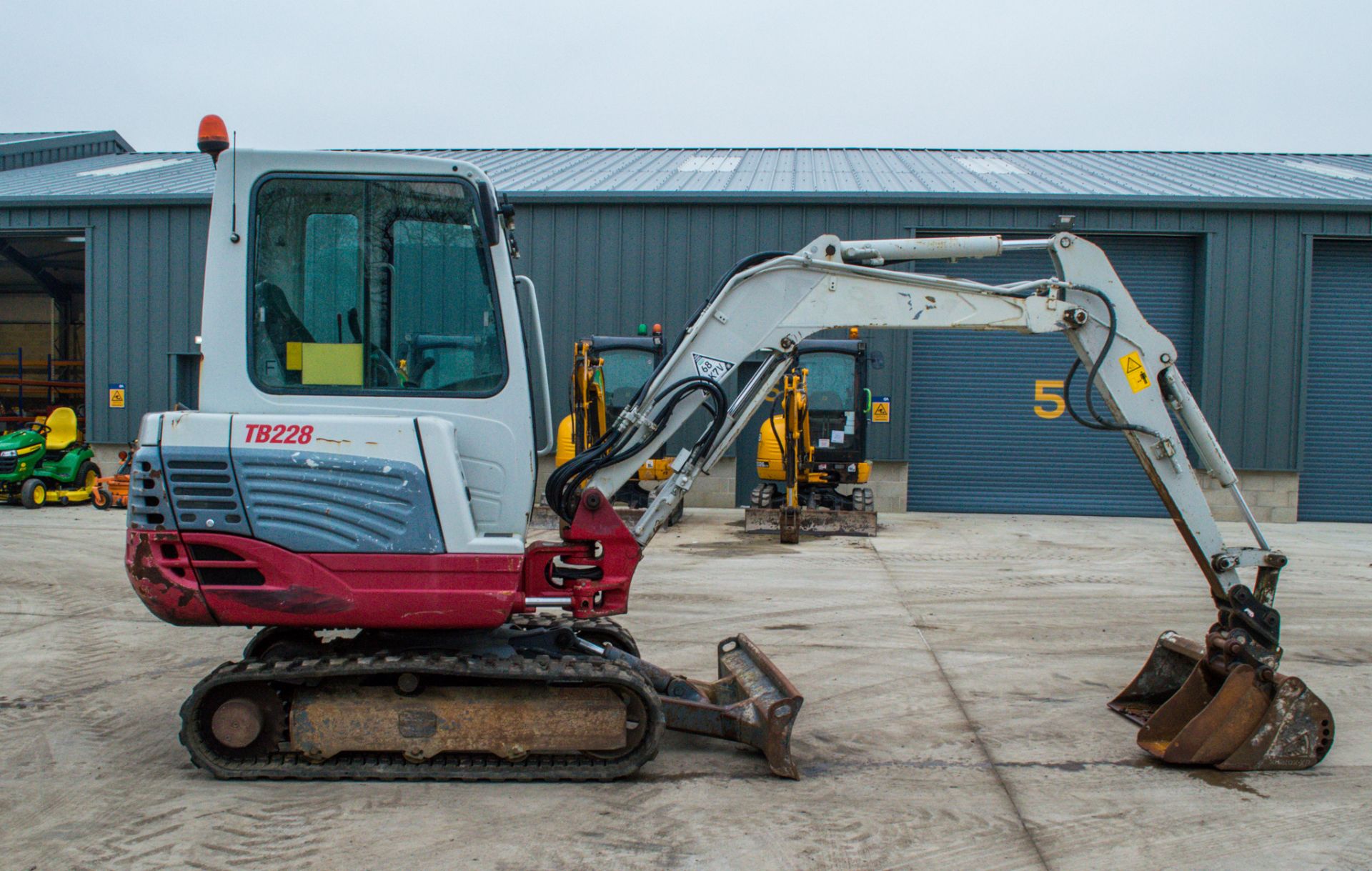 Takeuchi TB228 2.8 tonne rubber tracked excavator Year: 2015 S/N: 122804230 Recorded Hours: 3036 - Image 7 of 17