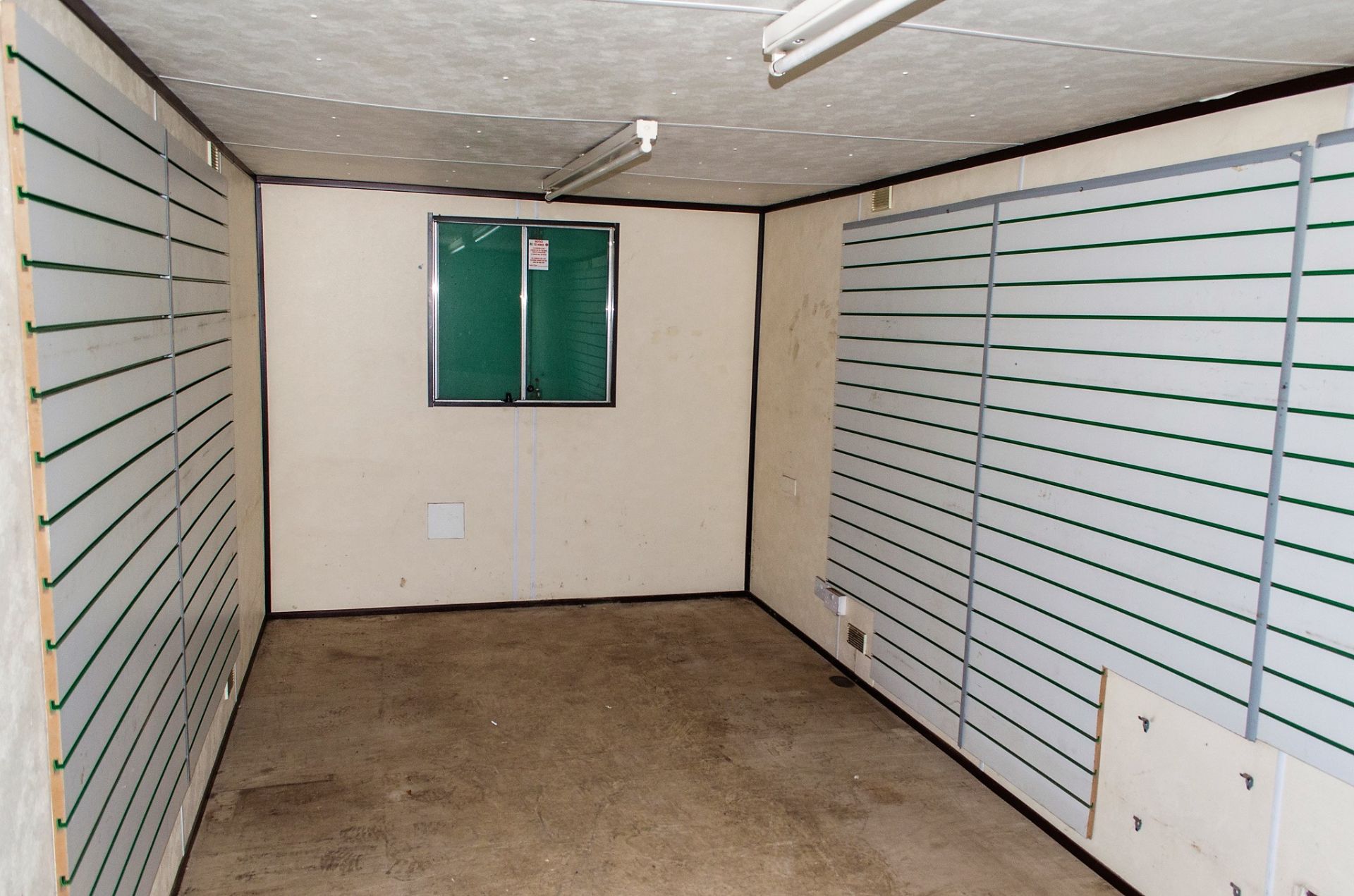 21ft x 9ft steel anti vandal office site unit A416908 ** No keys but open ** - Image 5 of 7