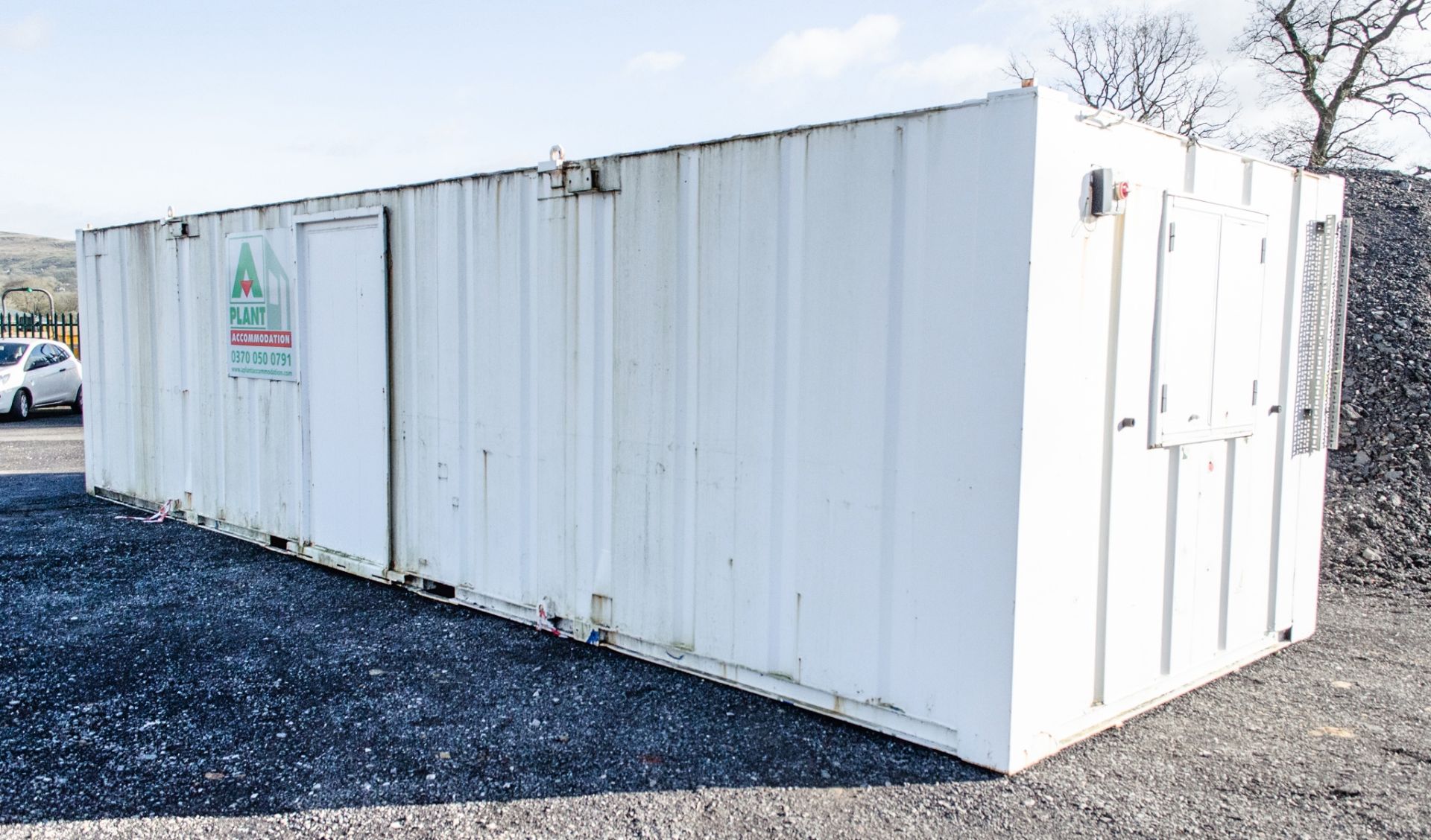 32ft x 10ft steel anti vandal office site unit c/w keys A534236 - Image 4 of 6