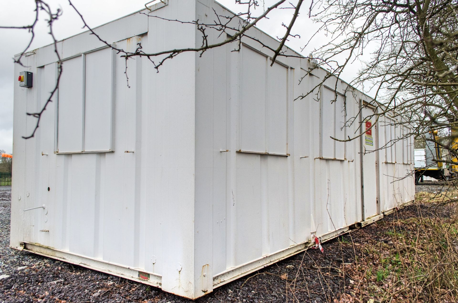 32ft x 10ft steel anti-vandal office site unit c/w keys A521744 - Image 3 of 6