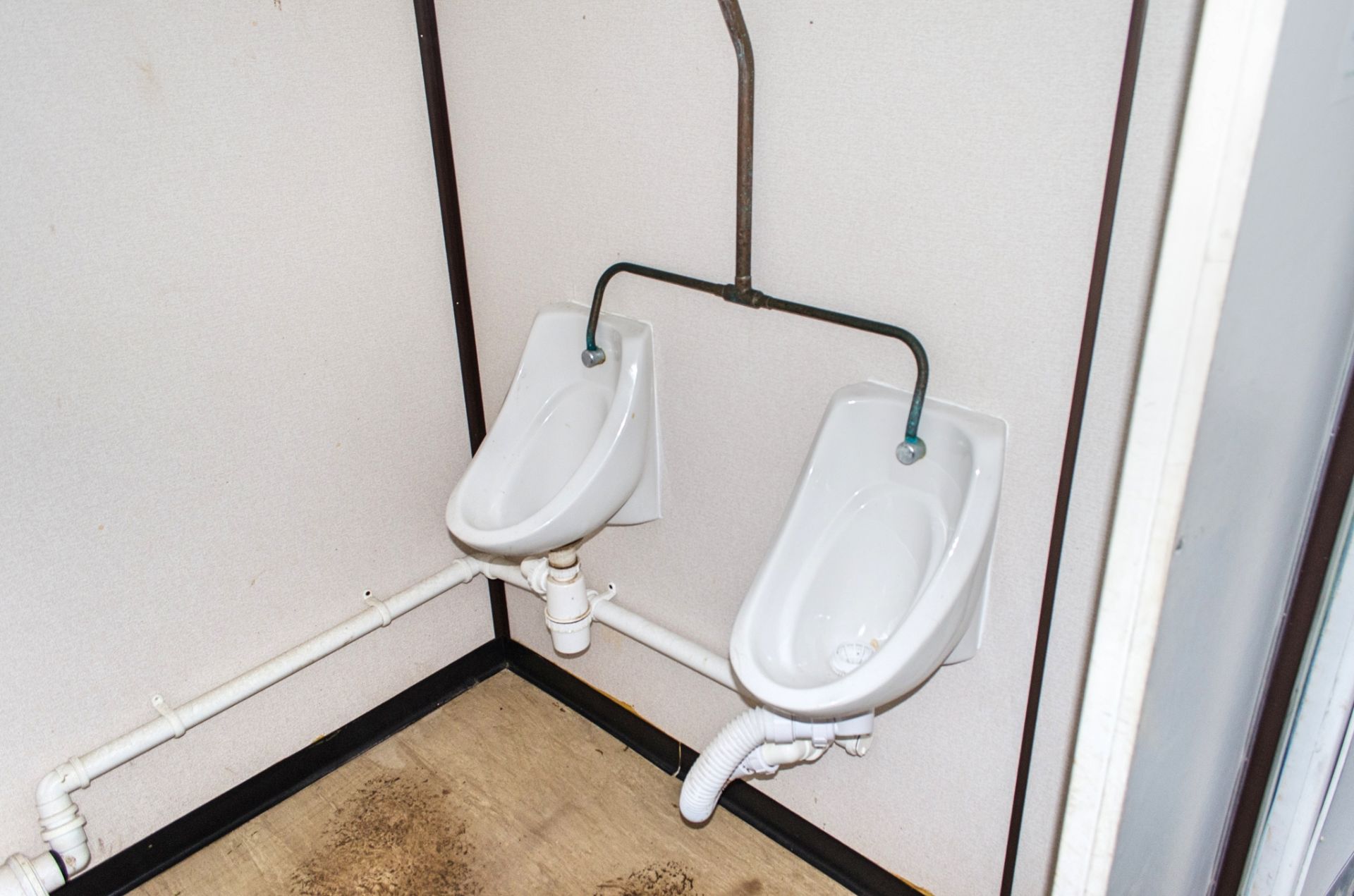 16ft x 9ft steel jack leg anti-vandal toilet site unit Comprising of: Gents toilet (3 - cubicles, - Image 6 of 12