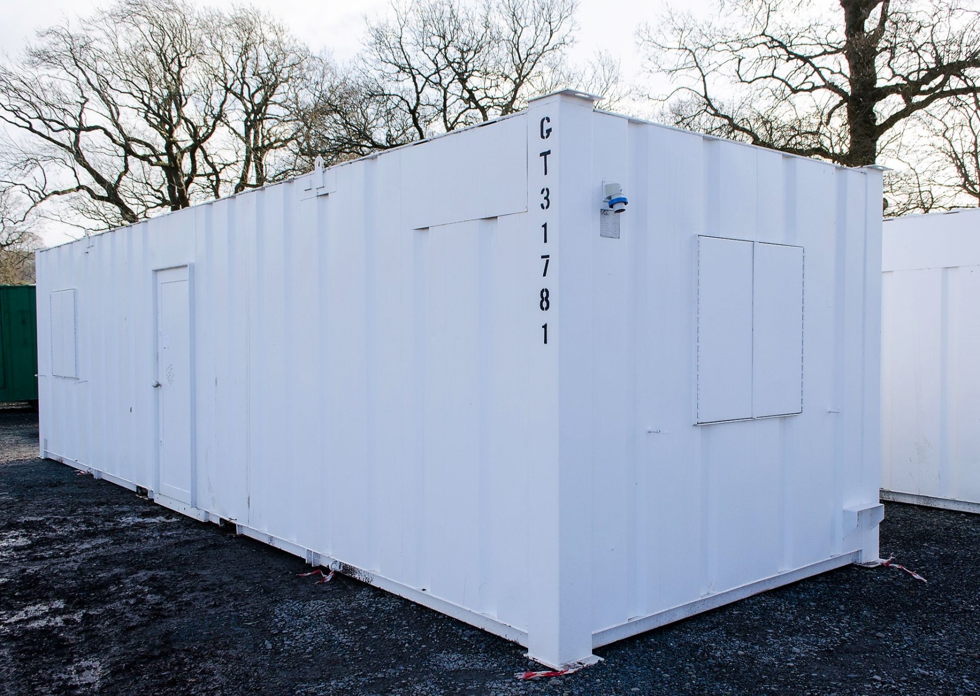 32ft x 10ft steel anti-vandal office site unit Comprising of: kitchen/office area & seperate - Image 4 of 7