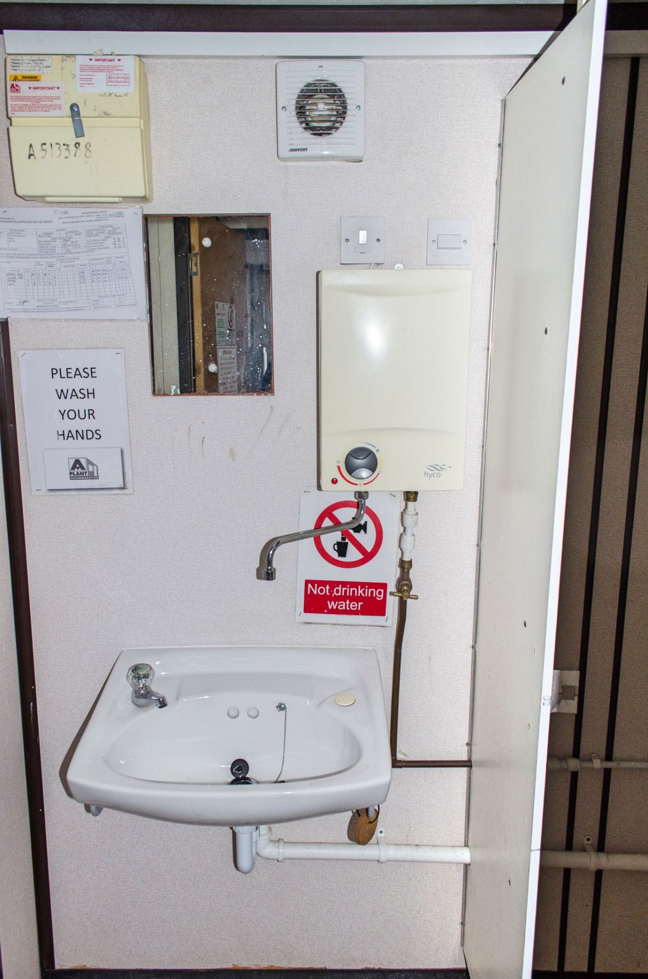 16ft x 9ft steel jack leg anti-vandal toilet site unit Comprising of: Gents toilet (3 - cubicles, - Image 12 of 12