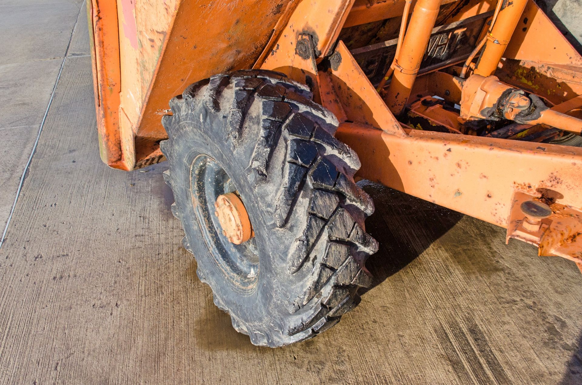 Thwaites 3 tonne straight skip dumper ** Hydraulic pipe split to the steering ram ** - Image 10 of 17