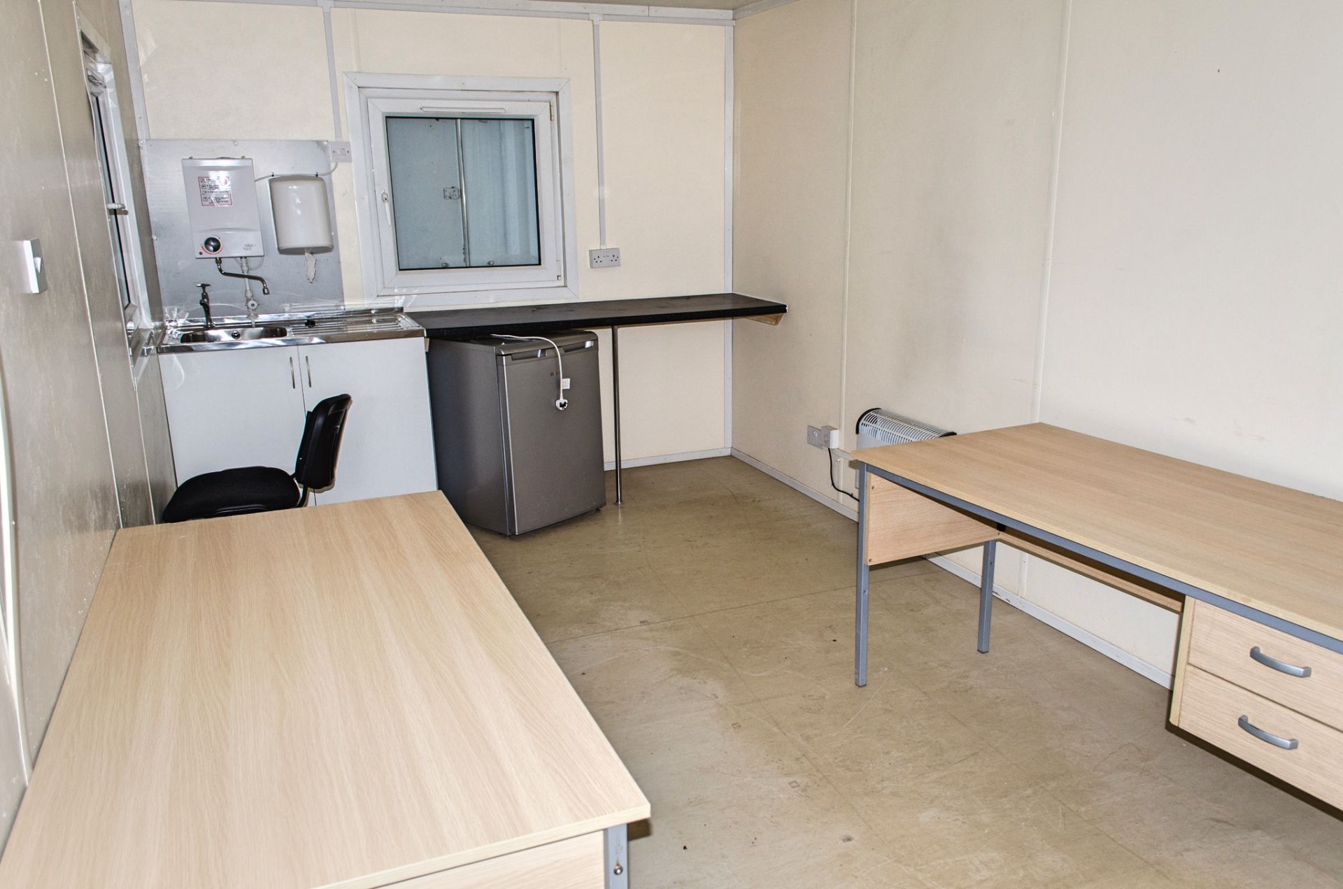 32ft x 10ft steel anti-vandal office site unit Comprising of: kitchen/office area & seperate - Image 5 of 7