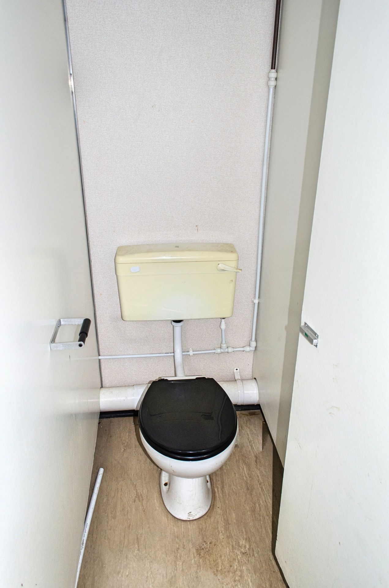 16ft x 9ft steel jack leg anti-vandal toilet site unit Comprising of: Gents toilet (3 - cubicles, - Image 7 of 12