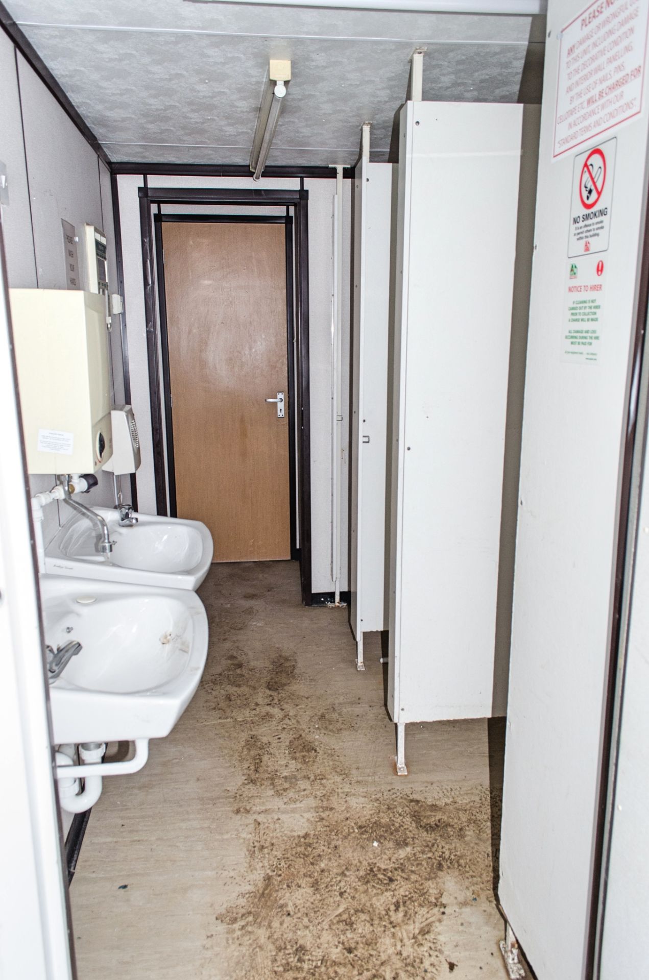 16ft x 9ft steel jack leg anti-vandal toilet site unit Comprising of: Gents toilet (3 - cubicles, - Image 5 of 12