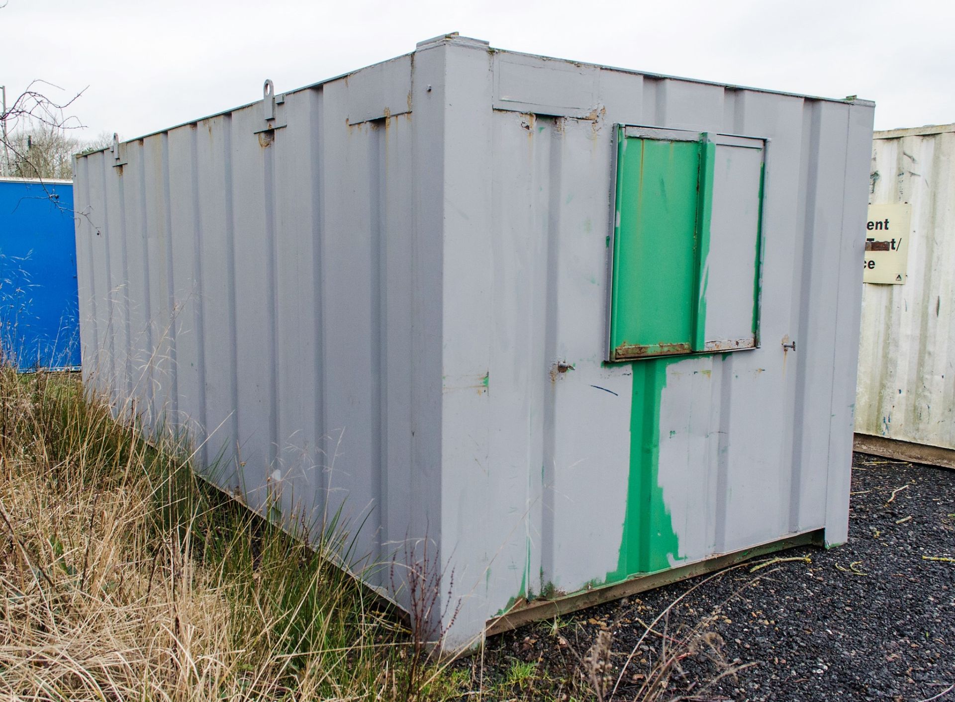 21ft x 9ft steel anti vandal office site unit A416908 ** No keys but open ** - Image 4 of 7