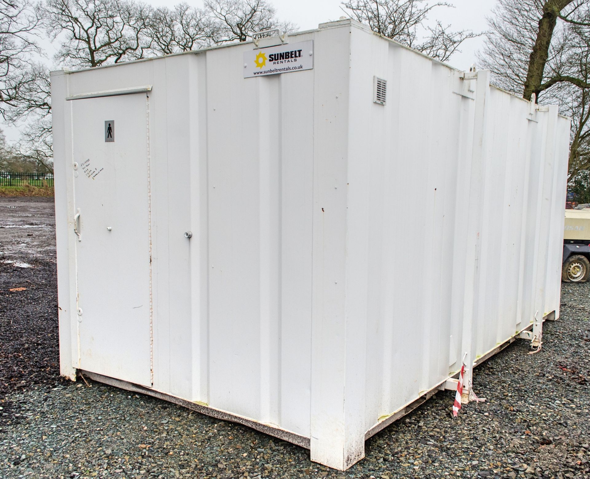 16ft x 9ft steel jack leg anti-vandal toilet site unit Comprising of: Gents toilet (3 - cubicles, - Image 3 of 12