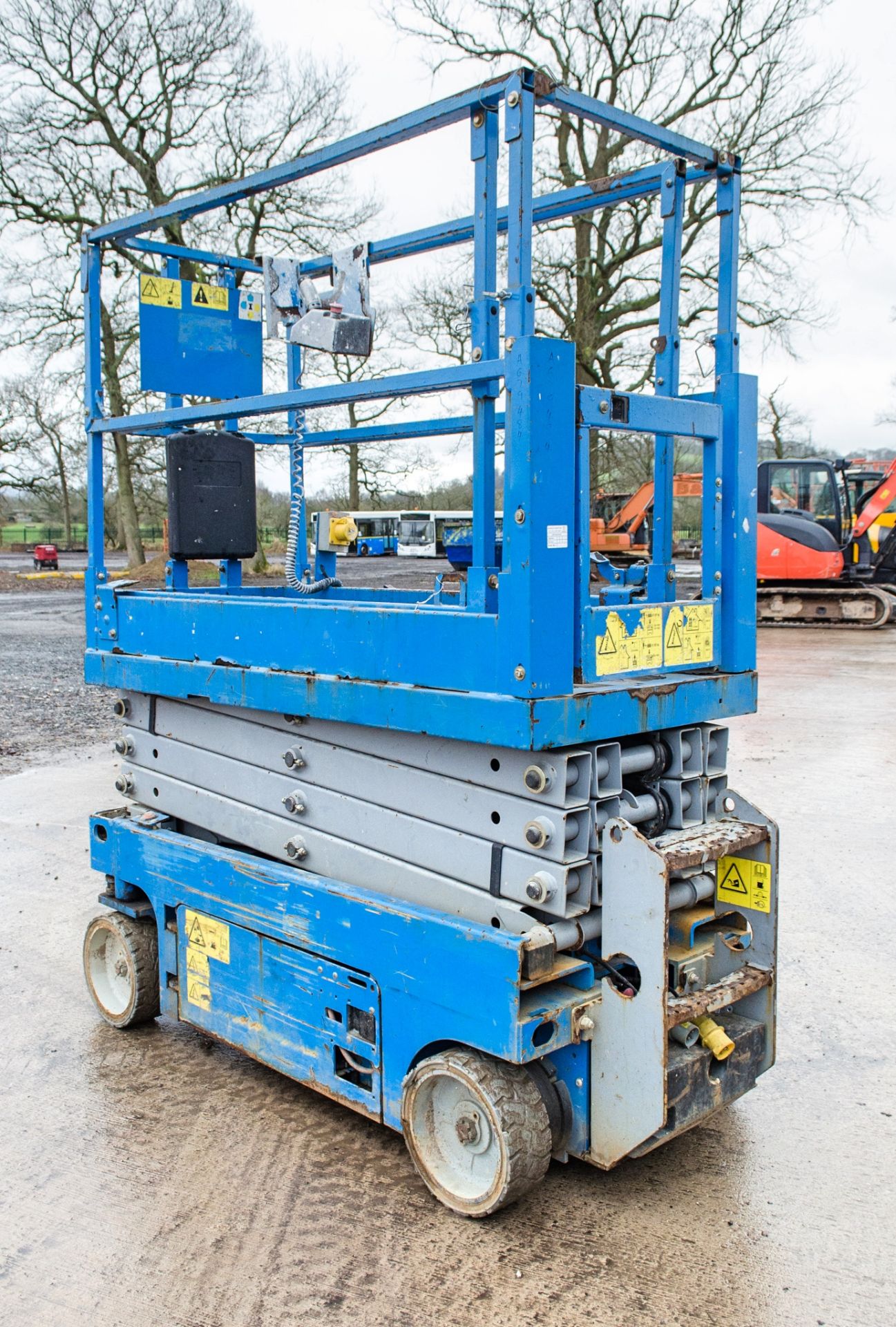 Genie GS1932 battery electric scissor lift Year: 2005 S/N: 18897 Recorded Hours: 191 A679484 - Image 2 of 8