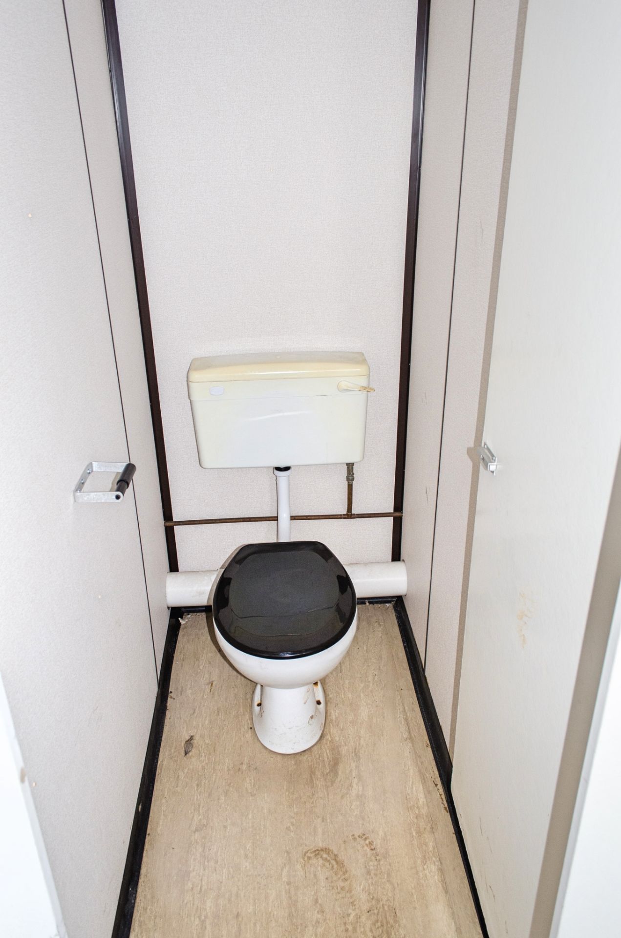 16ft x 9ft steel jack leg anti-vandal toilet site unit Comprising of: Gents toilet (3 - cubicles, - Image 9 of 12