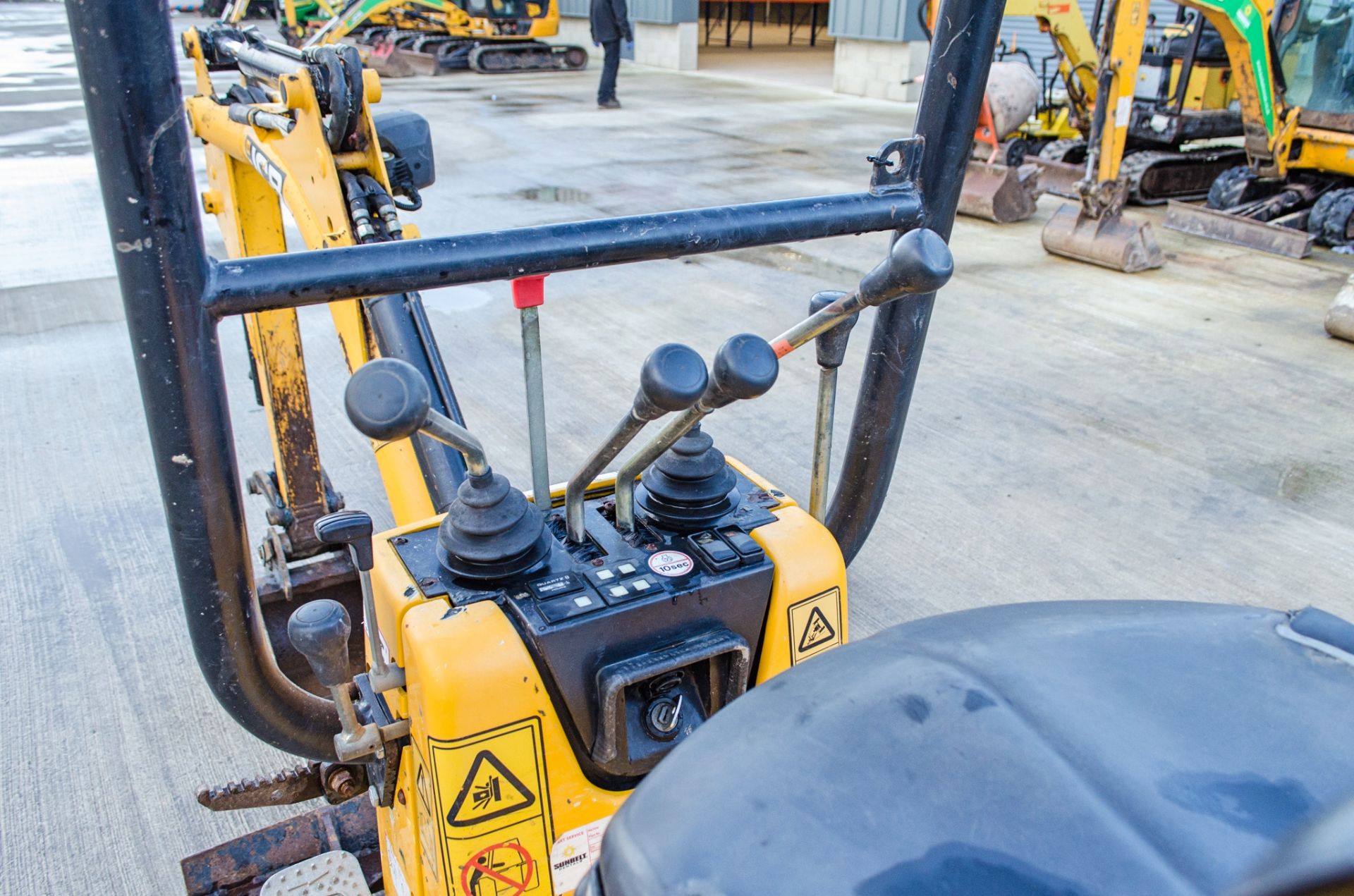 JCB 8008 0.8 tonne rubber tracked micro excavator Year: 2015 S/N: 241691 Recorded Hours: 747 - Image 17 of 20