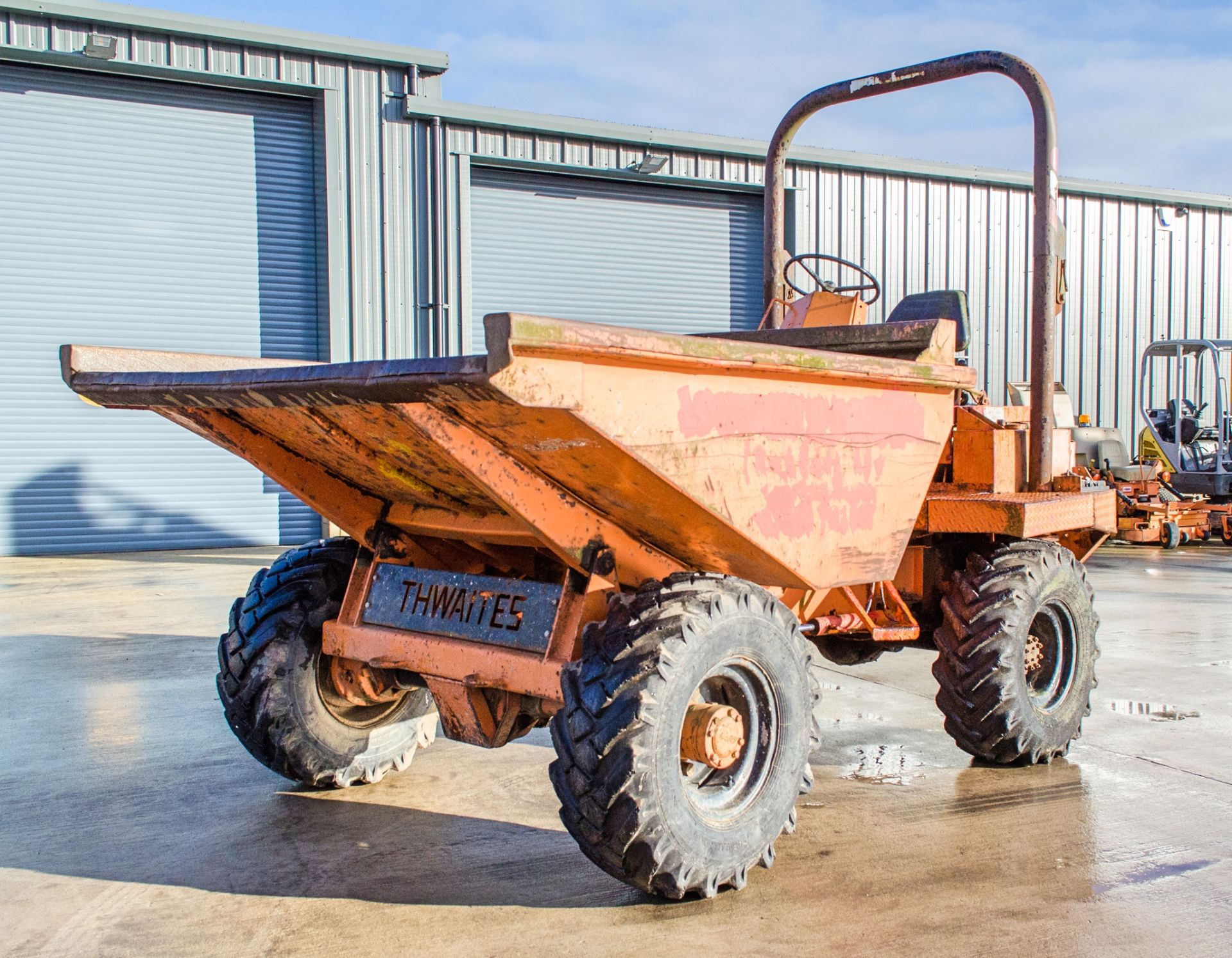 Thwaites 3 tonne straight skip dumper ** Hydraulic pipe split to the steering ram **