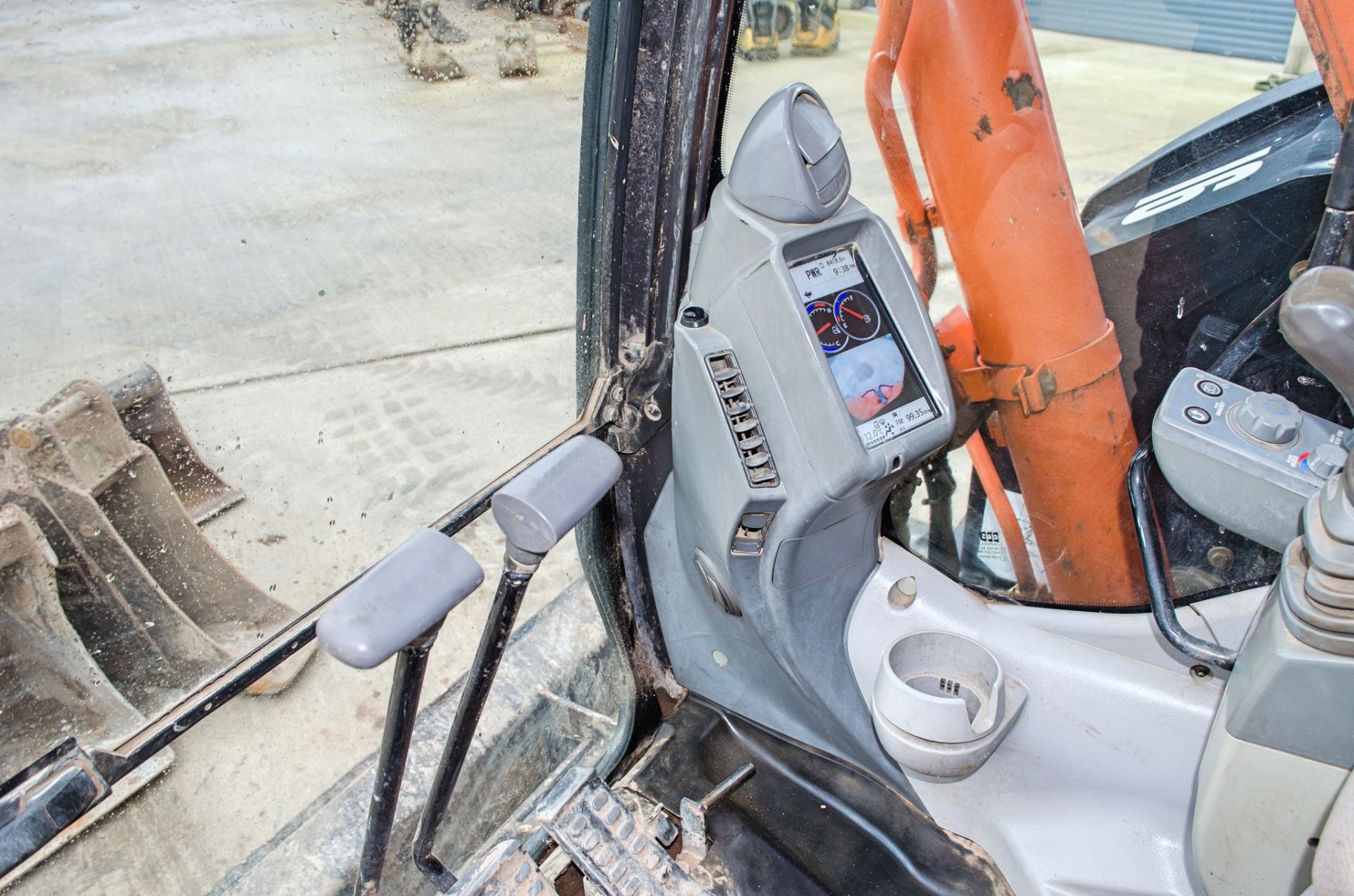 Hitachi ZX 85 US-5A 8.5 tonne rubber tracked midi excavator Year: 2013 S/N: 80038 Recorded hours: - Image 22 of 26