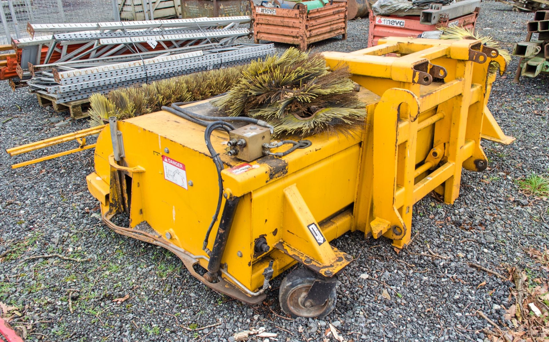 JCB hydraulic sweeper ** In disrepair ** A755465 - Image 2 of 3