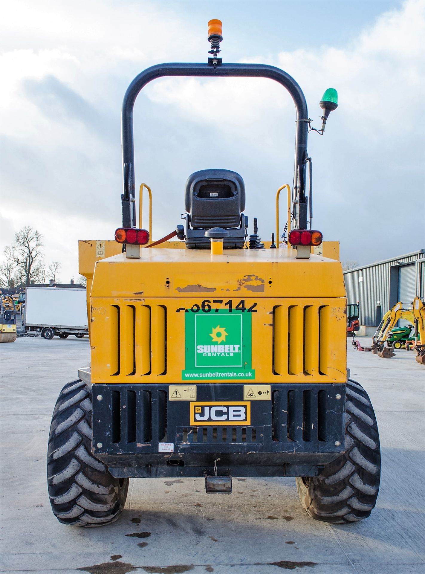 JCB 9 tonne straight skip dumper Year: 2015 S/N: EFFRM7587 Recorded Hours: 1568 c/w V5C registration - Image 6 of 21