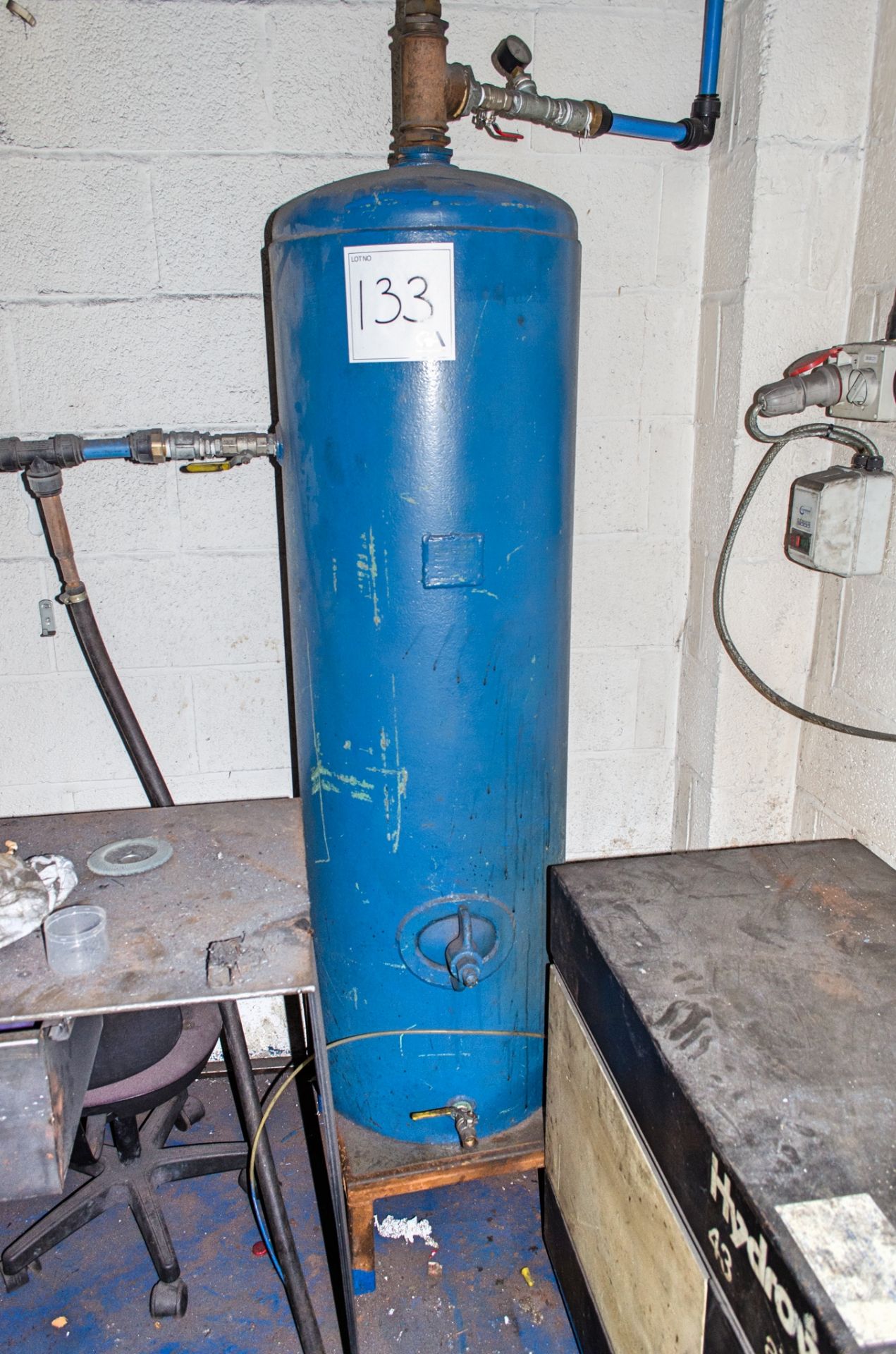 Hydrovane 43 rotary screw packaged air compressor c/w vertical receiver tank - Image 2 of 3