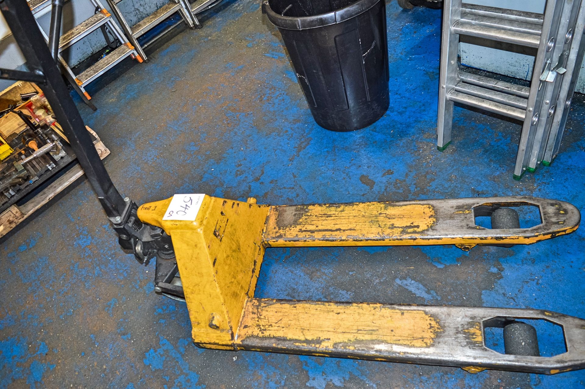 Hydraulic pallet truck - Image 2 of 2