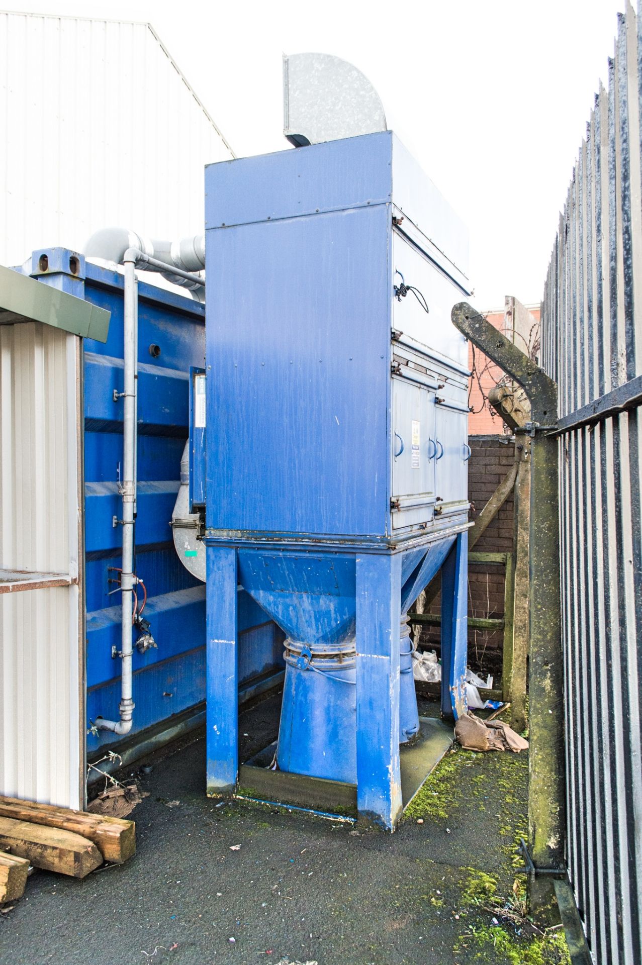 Mobile contained shot blast unit housed in 20 foot shipping container c/w blast pot, hoses and - Image 2 of 3