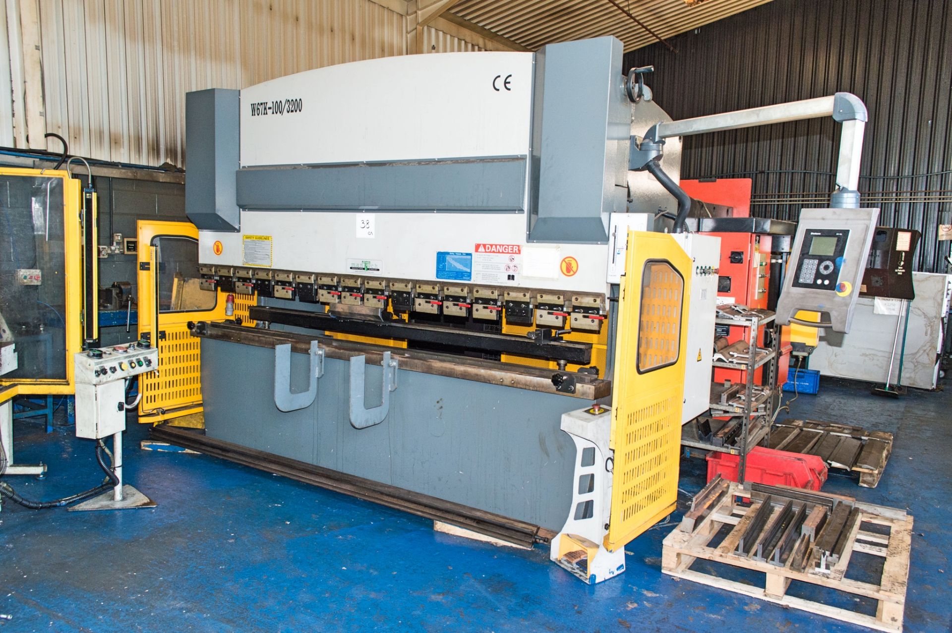 Mantech W67K-100/3200 CNC hydraulic down stroke press brake S/N: 16671031 c/w Delem DA-41S controls,