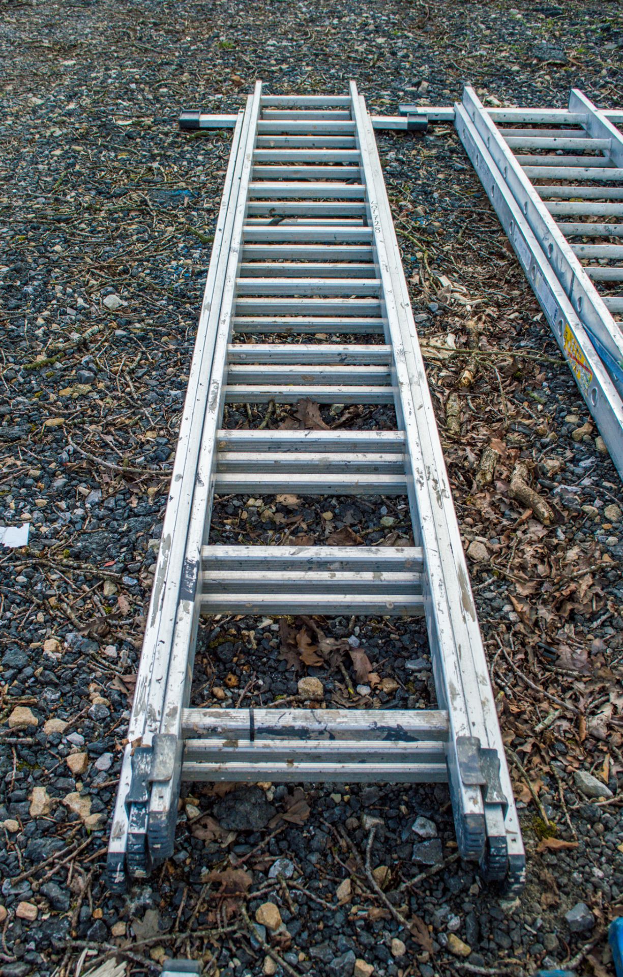 Aluminium triple extending ladder 1509-9260