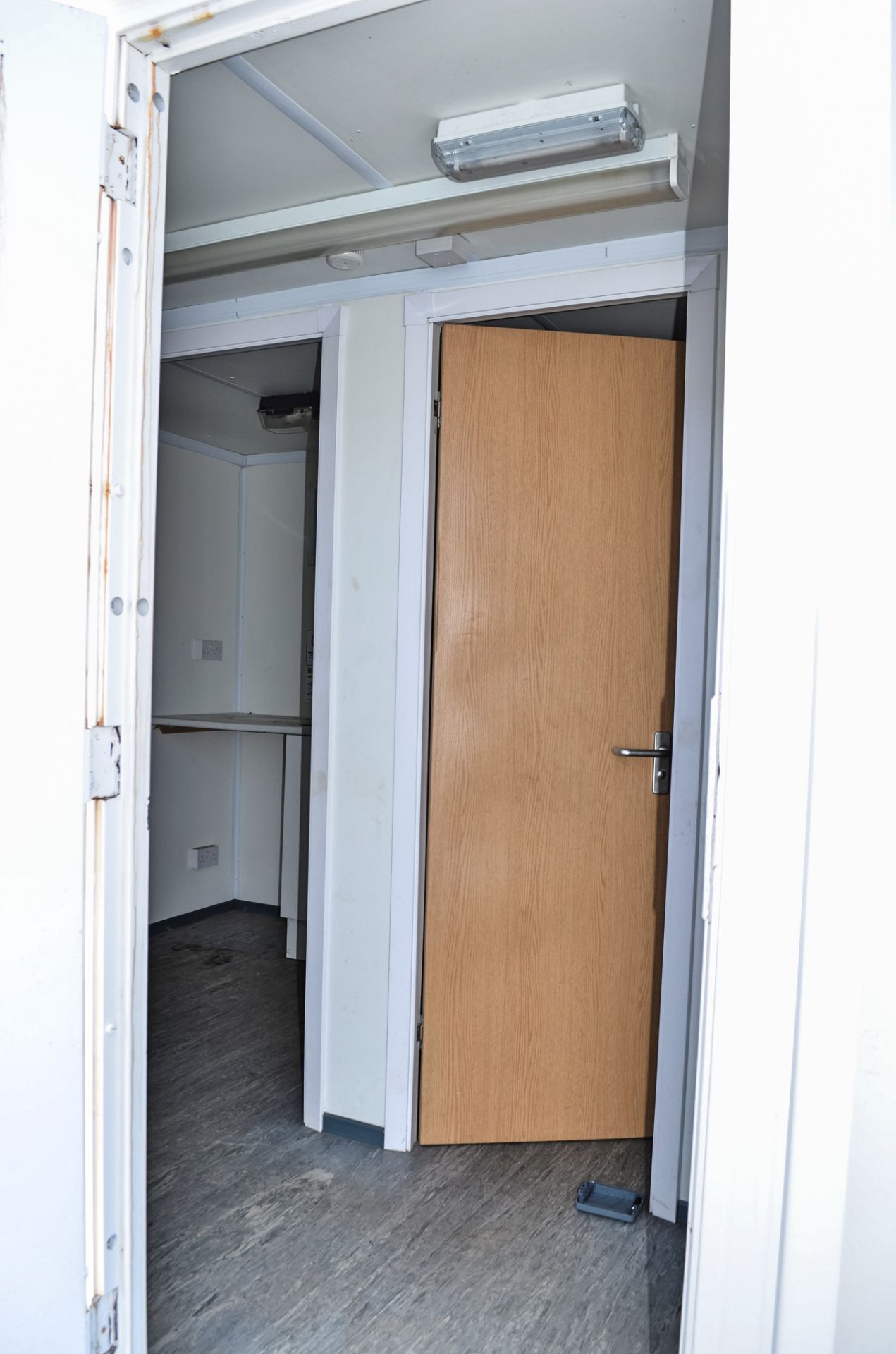 32ft x 10ft anti-vandal steel jack leg 2 bedroom accomodation unit comprising kitchen, wc/shower and - Image 5 of 12