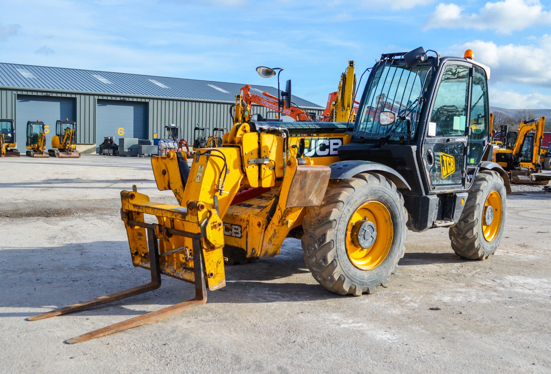 JCB 535-125 Hi-Viz 12.5 metre telescopic handler Year: 2012 S/N: 2144607 Recorded hours: 4410 1914