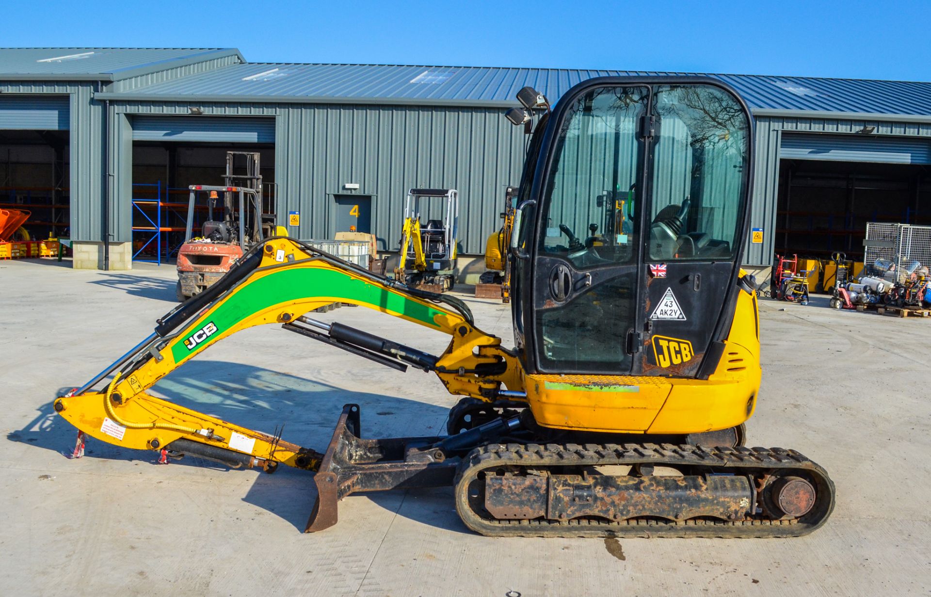 JCB 803 3 tonne rubber tracked mini excavator Year: 2014 S/N: 2117004 Recorded Hours: 2789 - Image 8 of 22