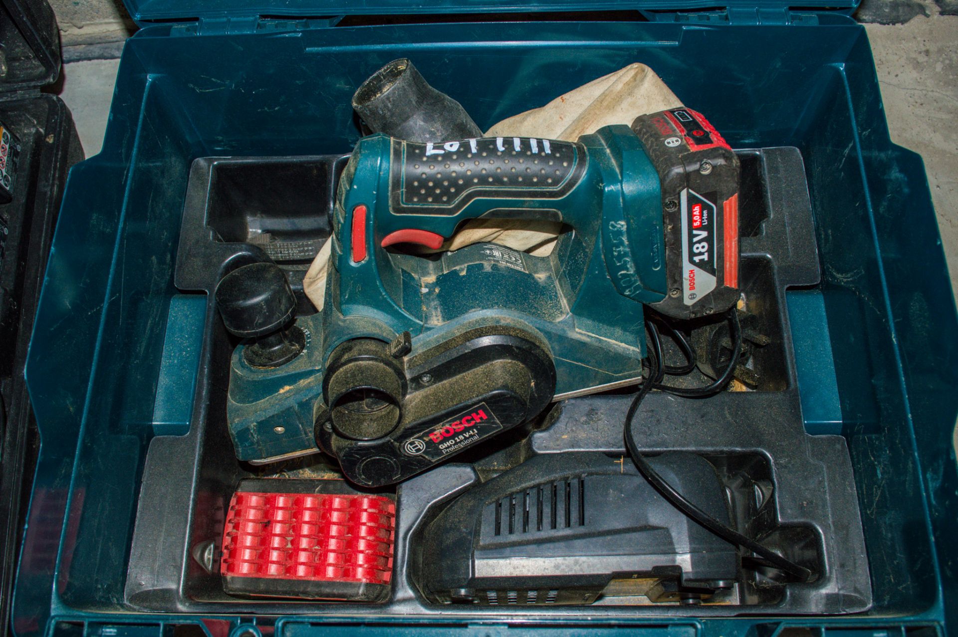 Bosch 18v cordless planer c/w battery, charger and carry case 9025758