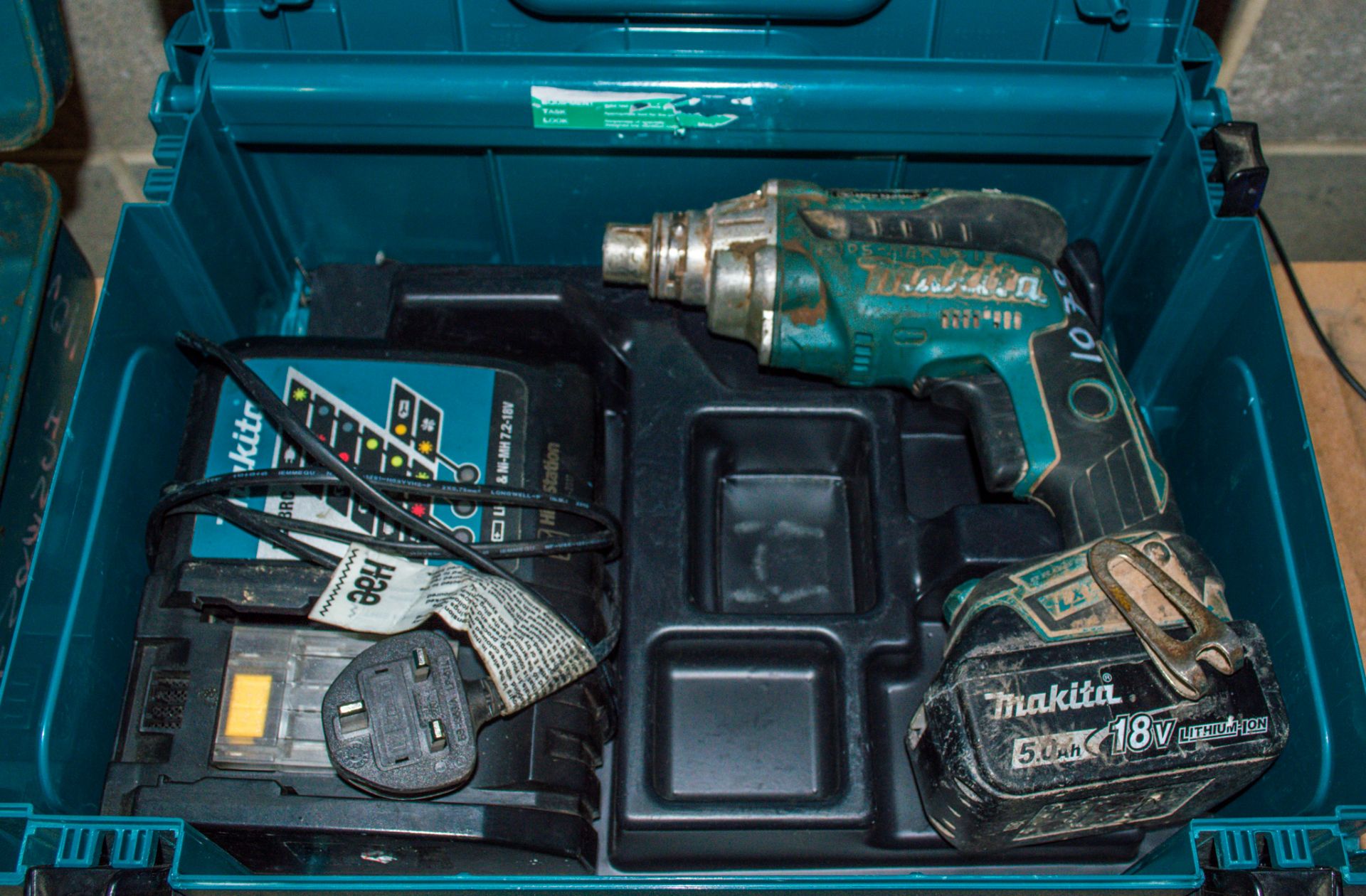 Makita 18v cordless screw gun c/w charger, battery and carry case ** Chuck missing ** 1705MAK0513