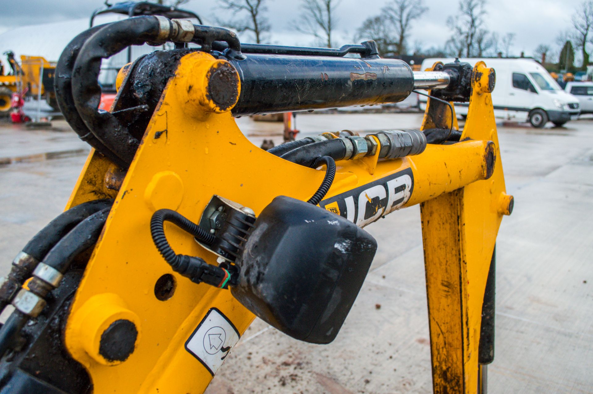 JCB 8008 CTS 0.8 tonne rubber tracked micro excavator Year: 2017 S/N: 1030471 Recorded Hours: 1057 - Image 11 of 18