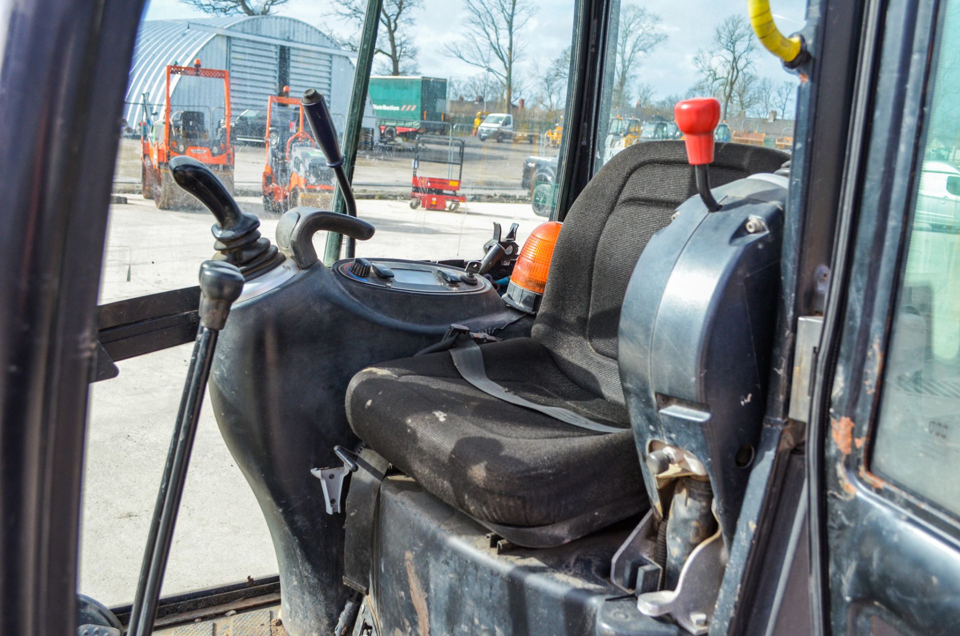 JCB 8018 1.8 tonne rubber tracked mini excavator Year: 2015 S/N: 2335061 Recorded hours: 710 - Image 18 of 19