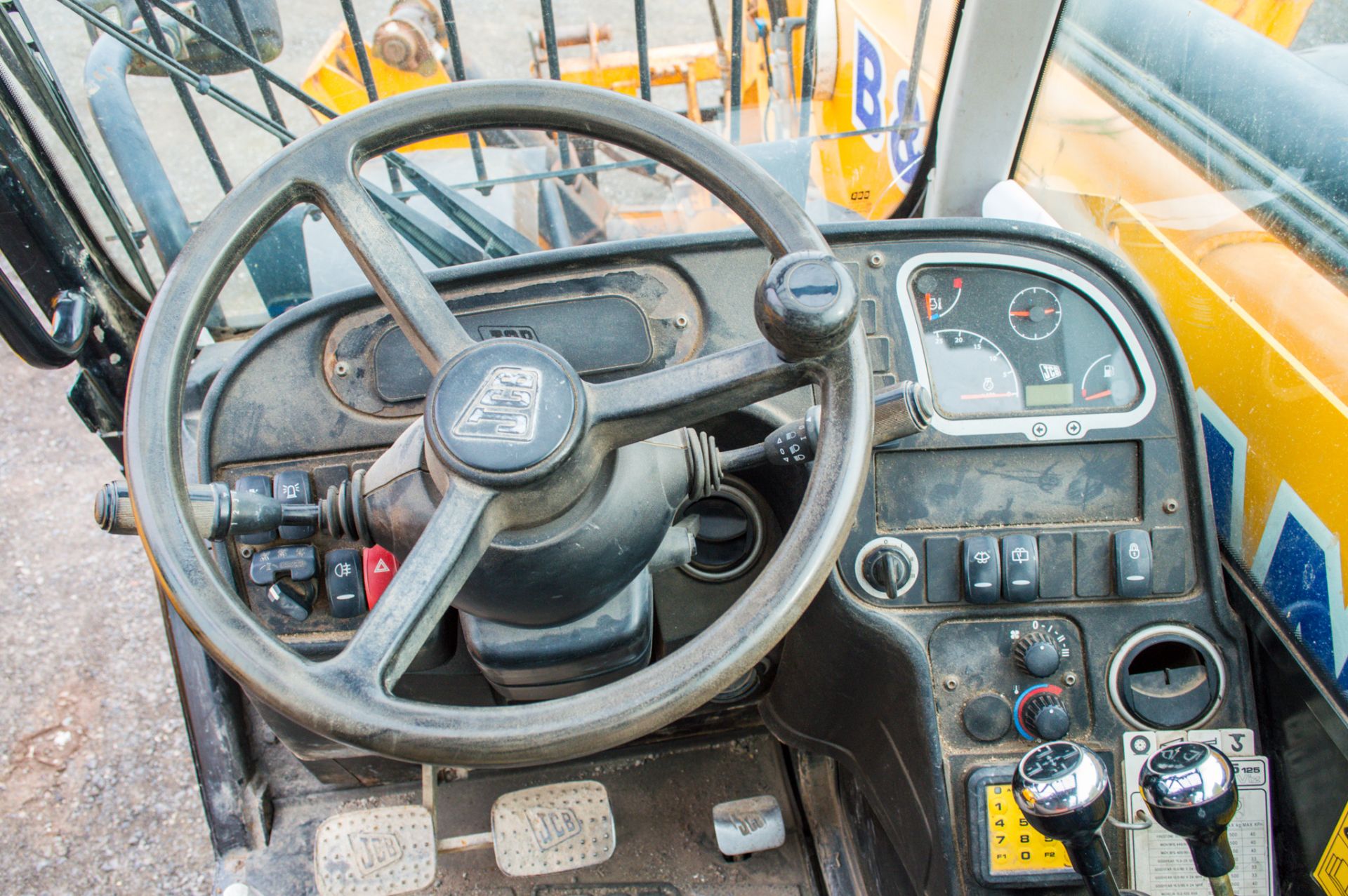 JCB 535-125 Hi-Viz 12.5 metre telescopic handler - Image 24 of 25