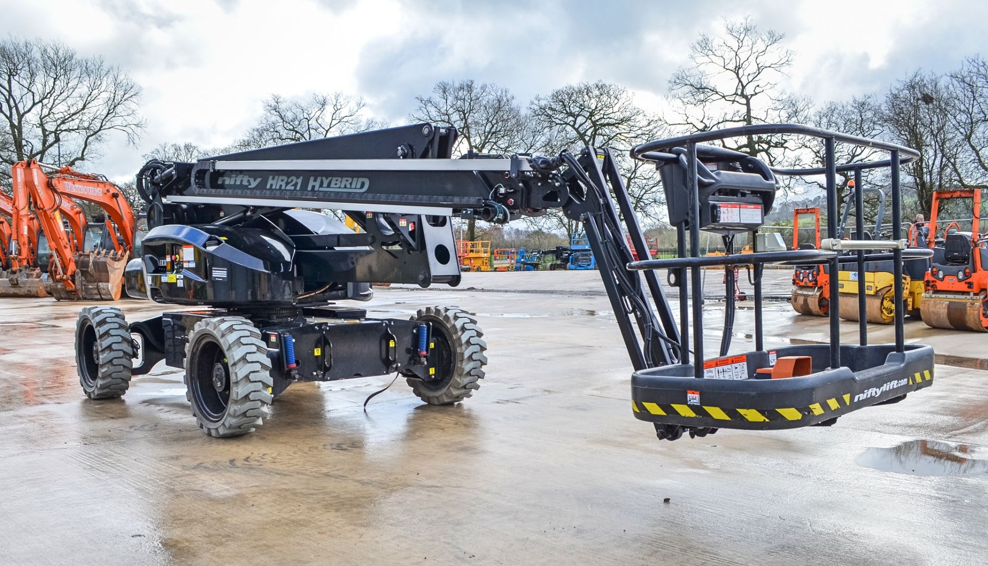 Nifty HR21 Hybrid diesel/battery electric 4x4 rough terrain articulated boom lift access platform - Image 2 of 24
