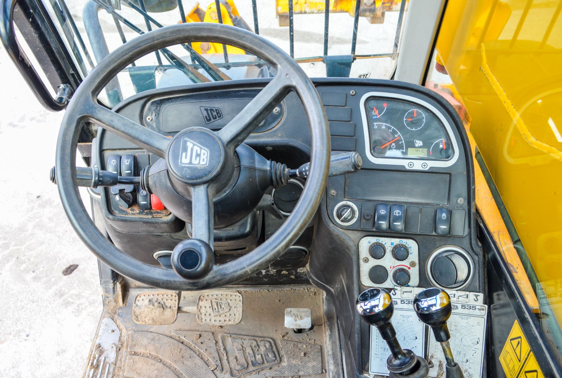 JCB 535-125 Hi-Viz 12.5 metre telescopic handler Year: 2012 S/N: 2144607 Recorded hours: 4410 1914 - Image 22 of 24