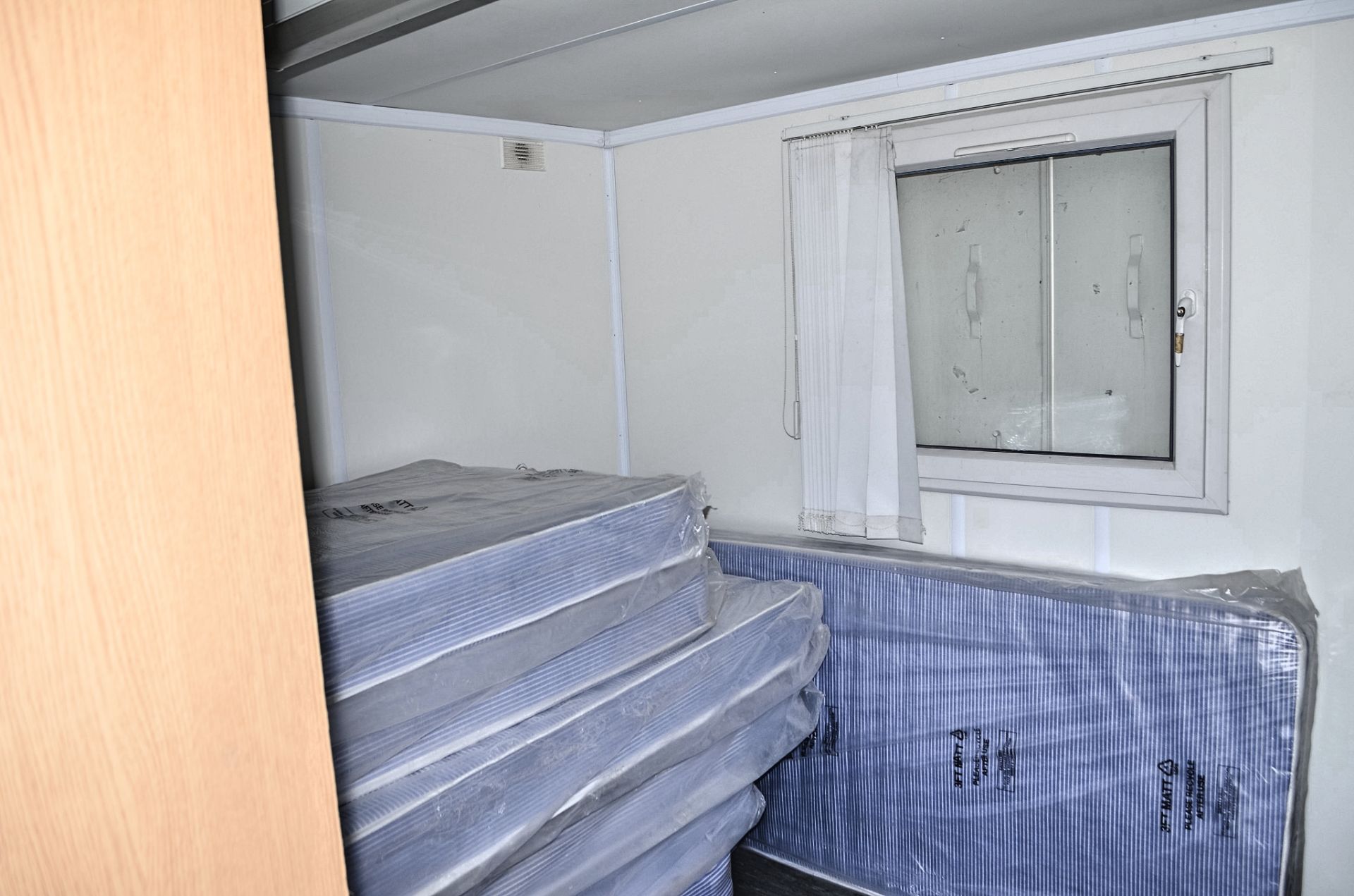 32ft x 10ft anti-vandal steel jack leg 2 bedroom accomodation unit comprising kitchen, wc/shower and - Image 9 of 12