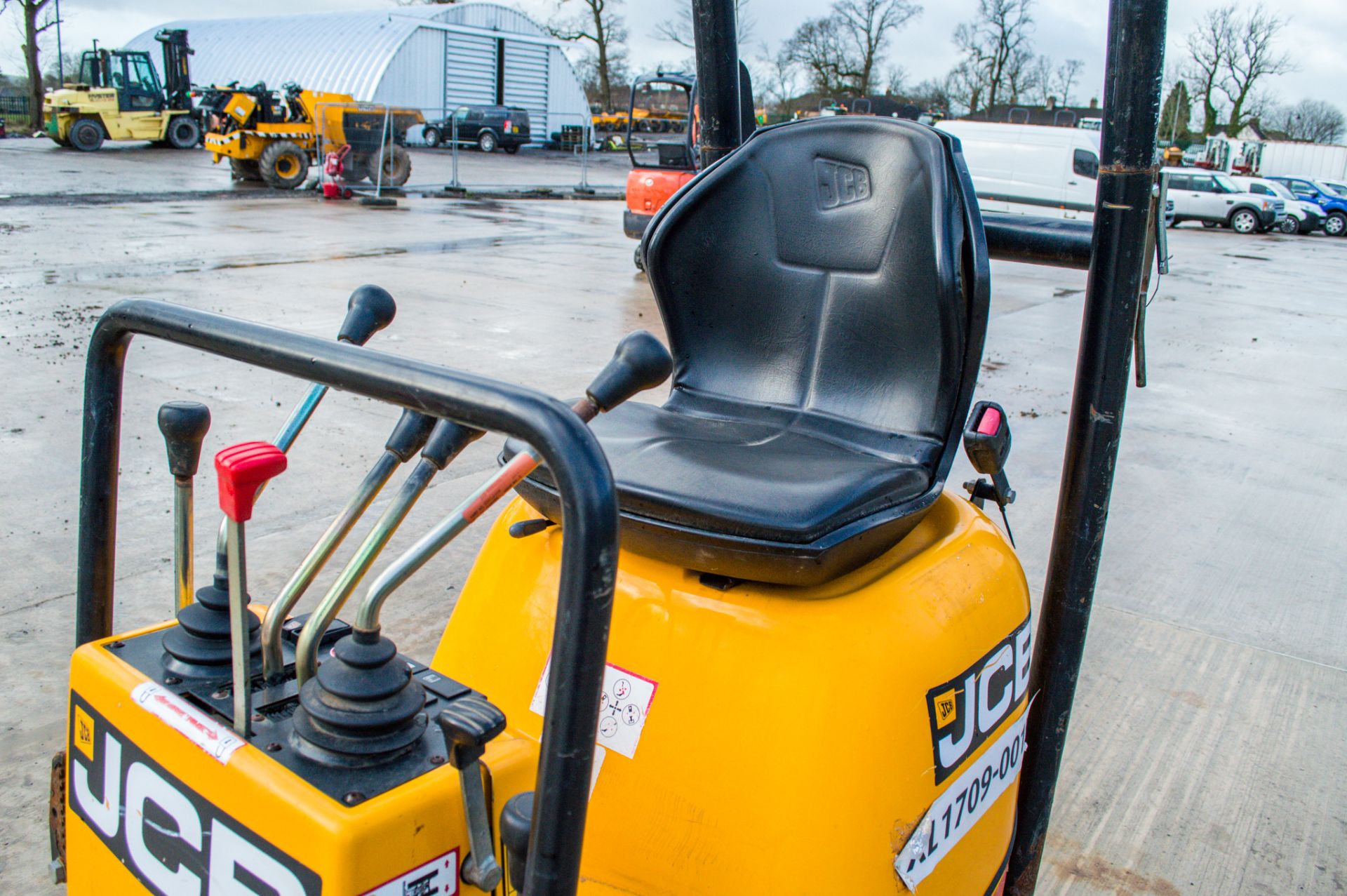 JCB 8008 CTS 0.8 tonne rubber tracked micro excavator Year: 2017 S/N: 1930483 Recorded Hours: 993 - Image 15 of 18