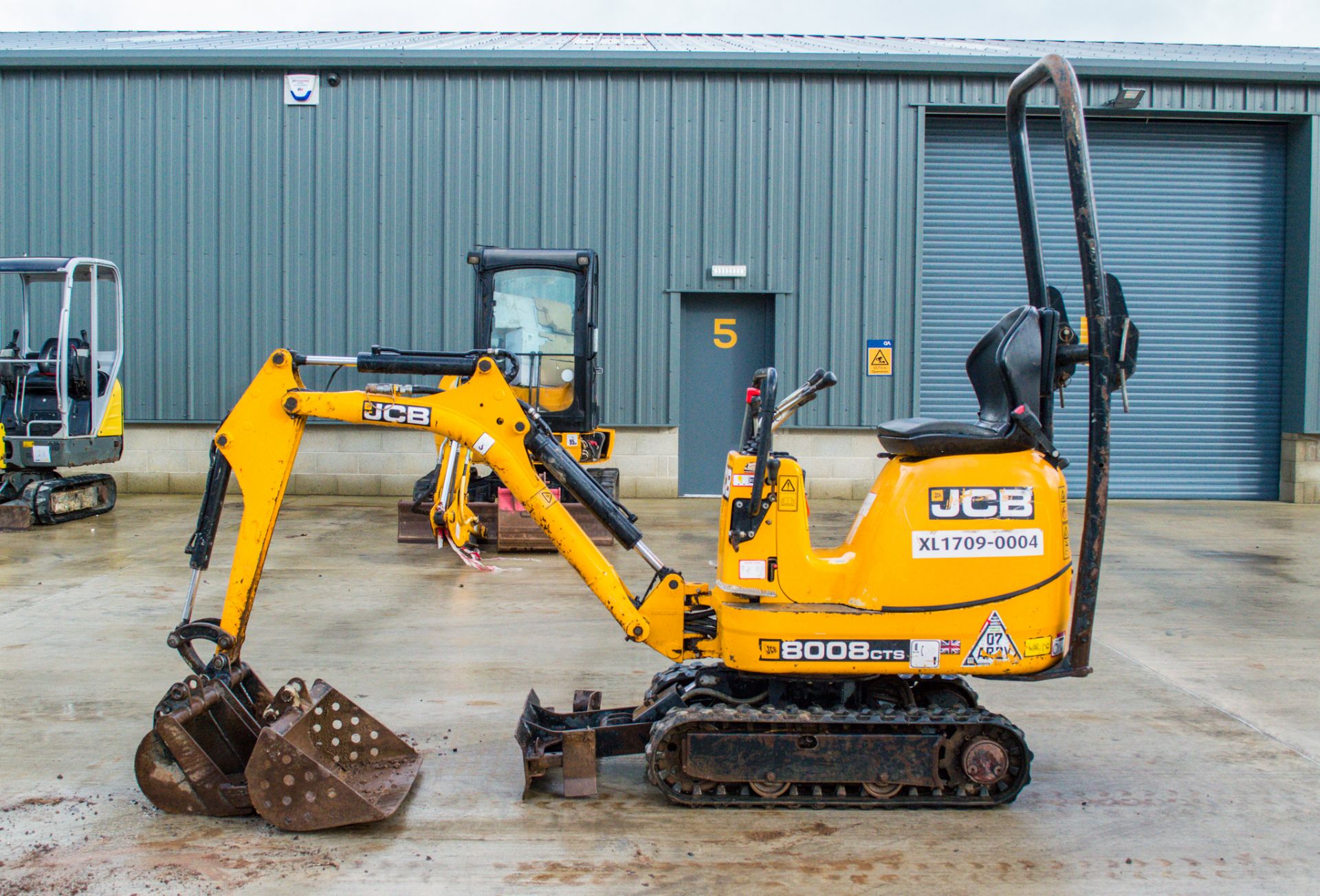 JCB 8008 CTS 0.8 tonne rubber tracked micro excavator Year: 2017 S/N: 1030471 Recorded Hours: 1057 - Image 8 of 18