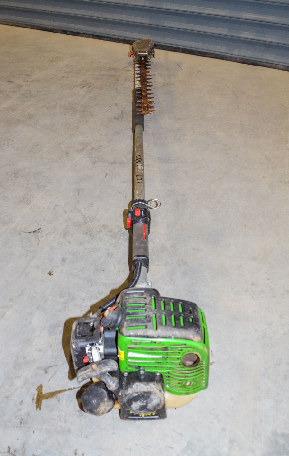 Petrol driven long reach hedge cutter 2110-0320 - Image 2 of 2