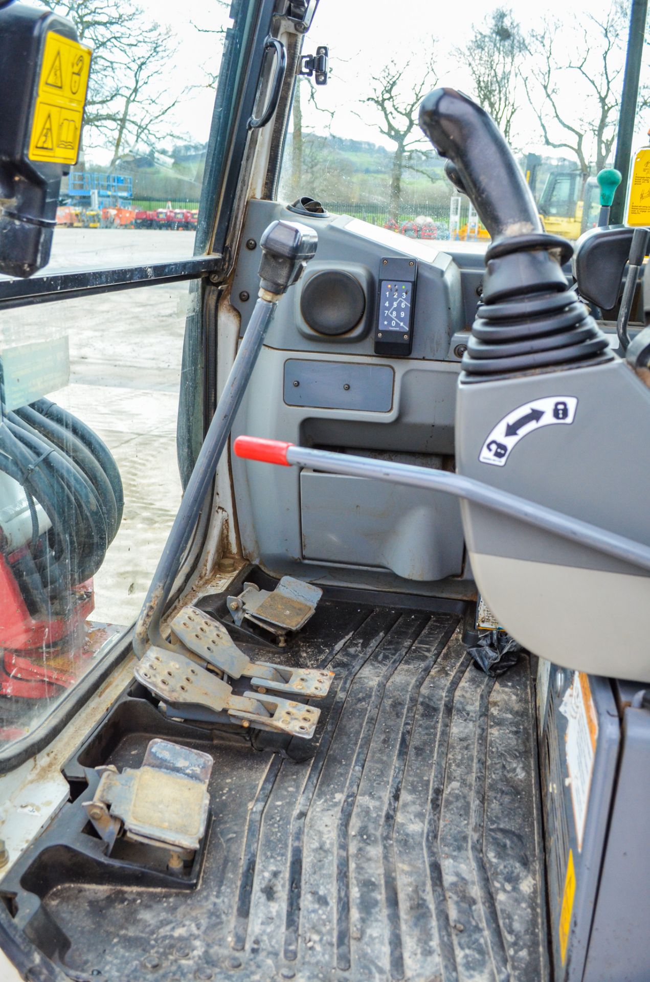 Takeuchi TB 228 2.8 tonne rubber tracked mini excavator  Year: 2015  S/N: 122804266 Recorded Hours: - Image 16 of 17