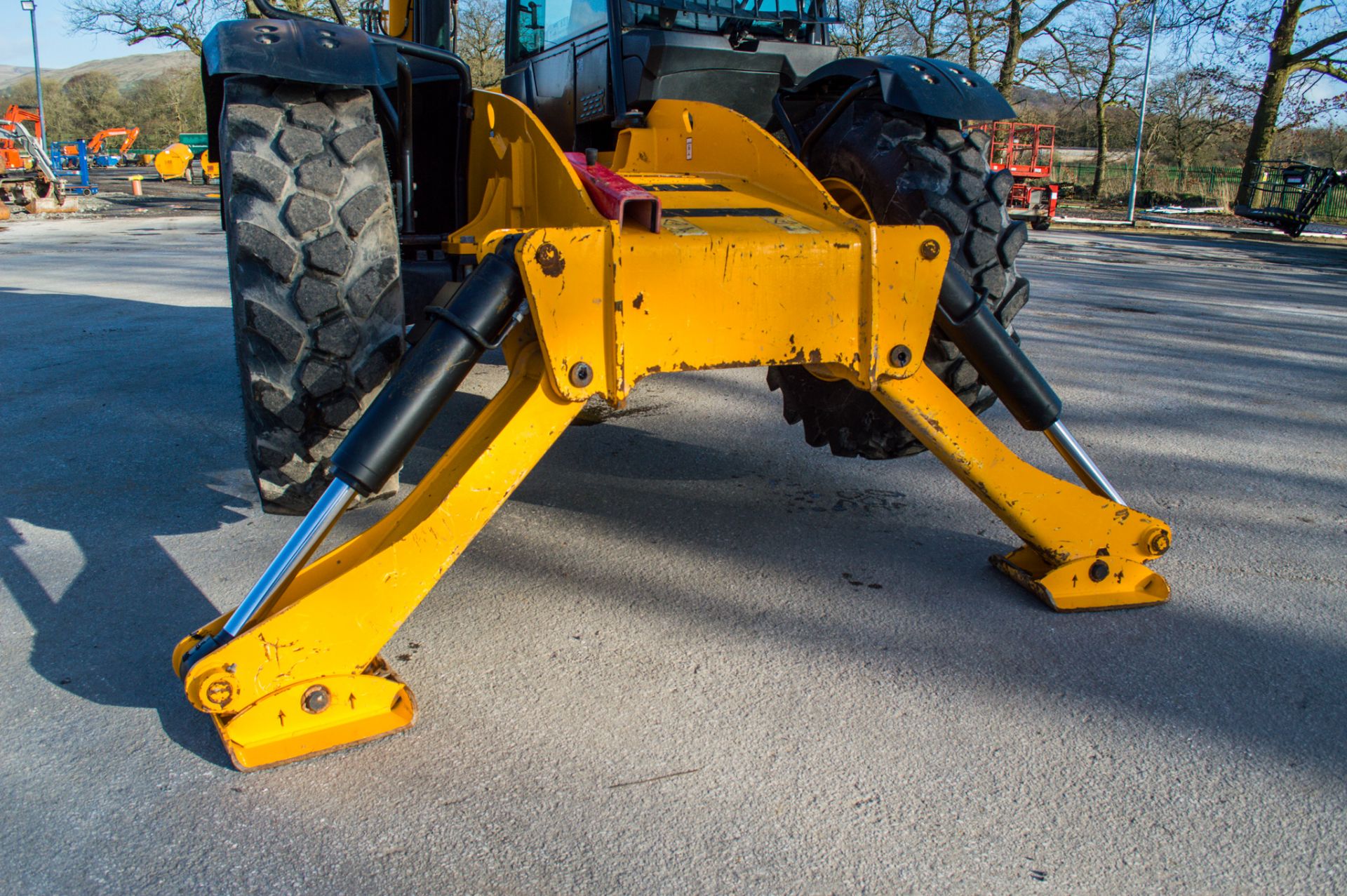 JCB 535-125 Hi-Viz 12.5 metre telescopic handler Year: 2018 S/N: 29594 Recorded Hours: 4471 MT68XKU - Image 14 of 22