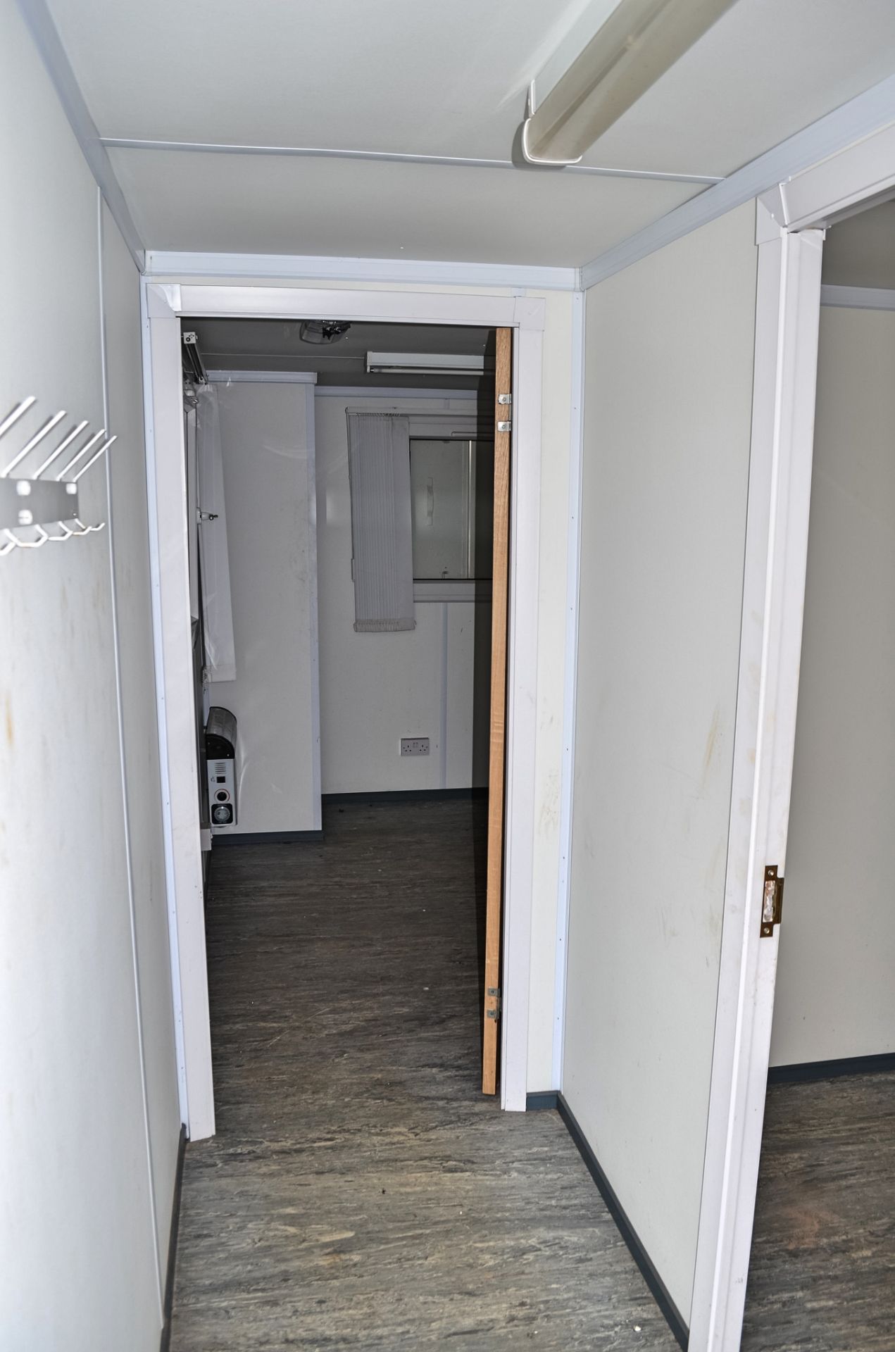 32ft x 10ft anti-vandal steel jack leg 2 bedroom accomodation unit comprising kitchen, wc/shower and - Image 6 of 12