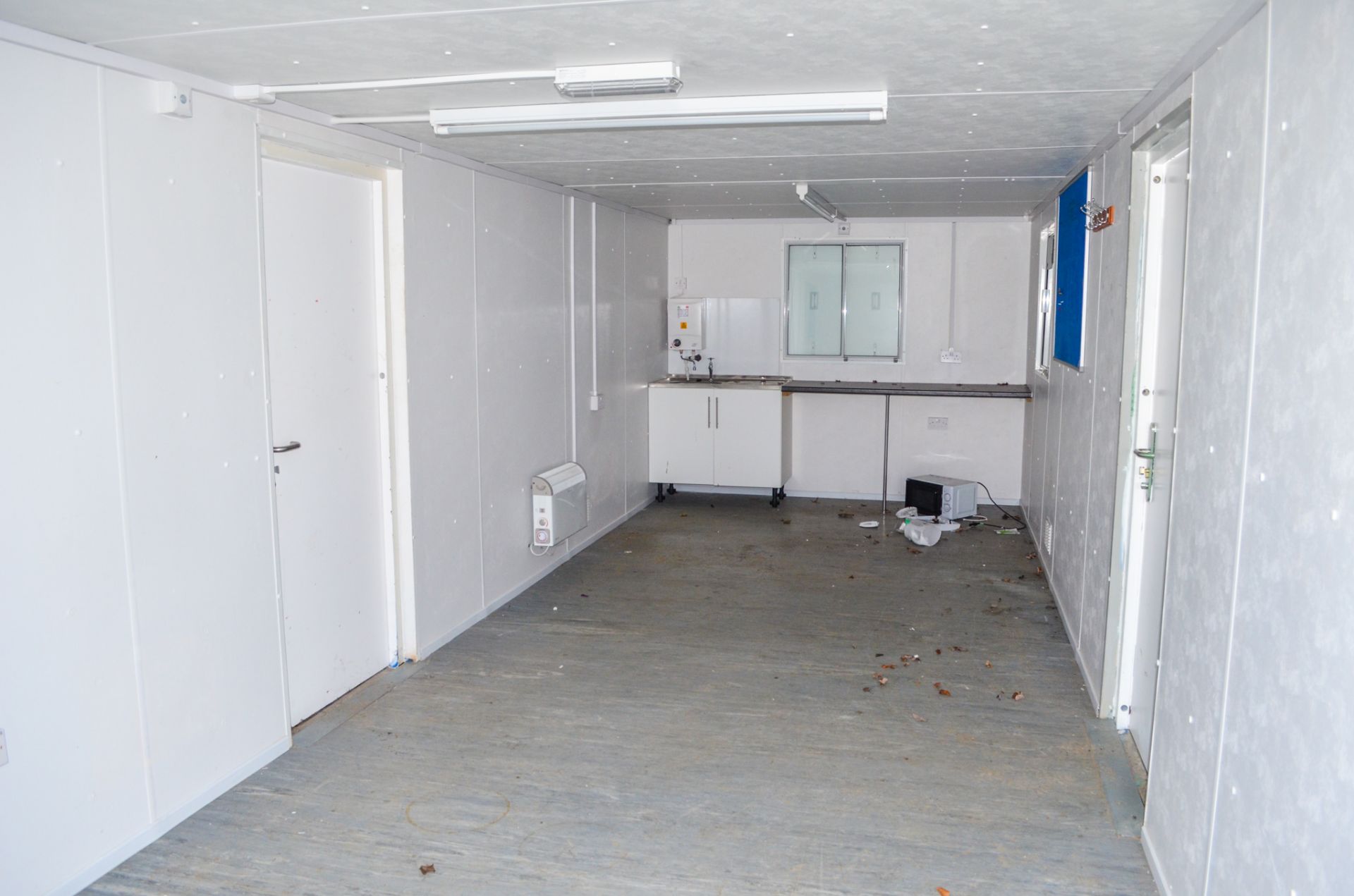 32ft x 10ft anti vandal steel office/canteen unit c/w double door and keys A587597 - Image 6 of 7