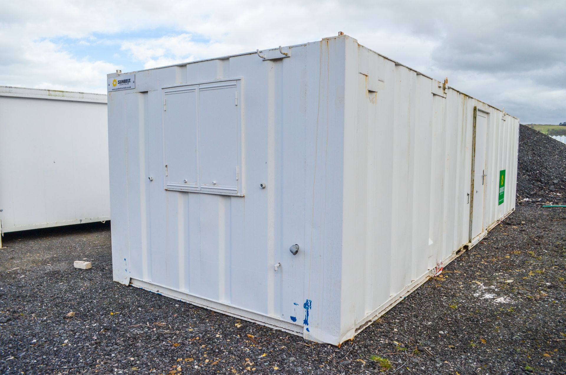32ft x 10ft anti vandal steel office/canteen unit c/w double door and keys A587597 - Image 4 of 7