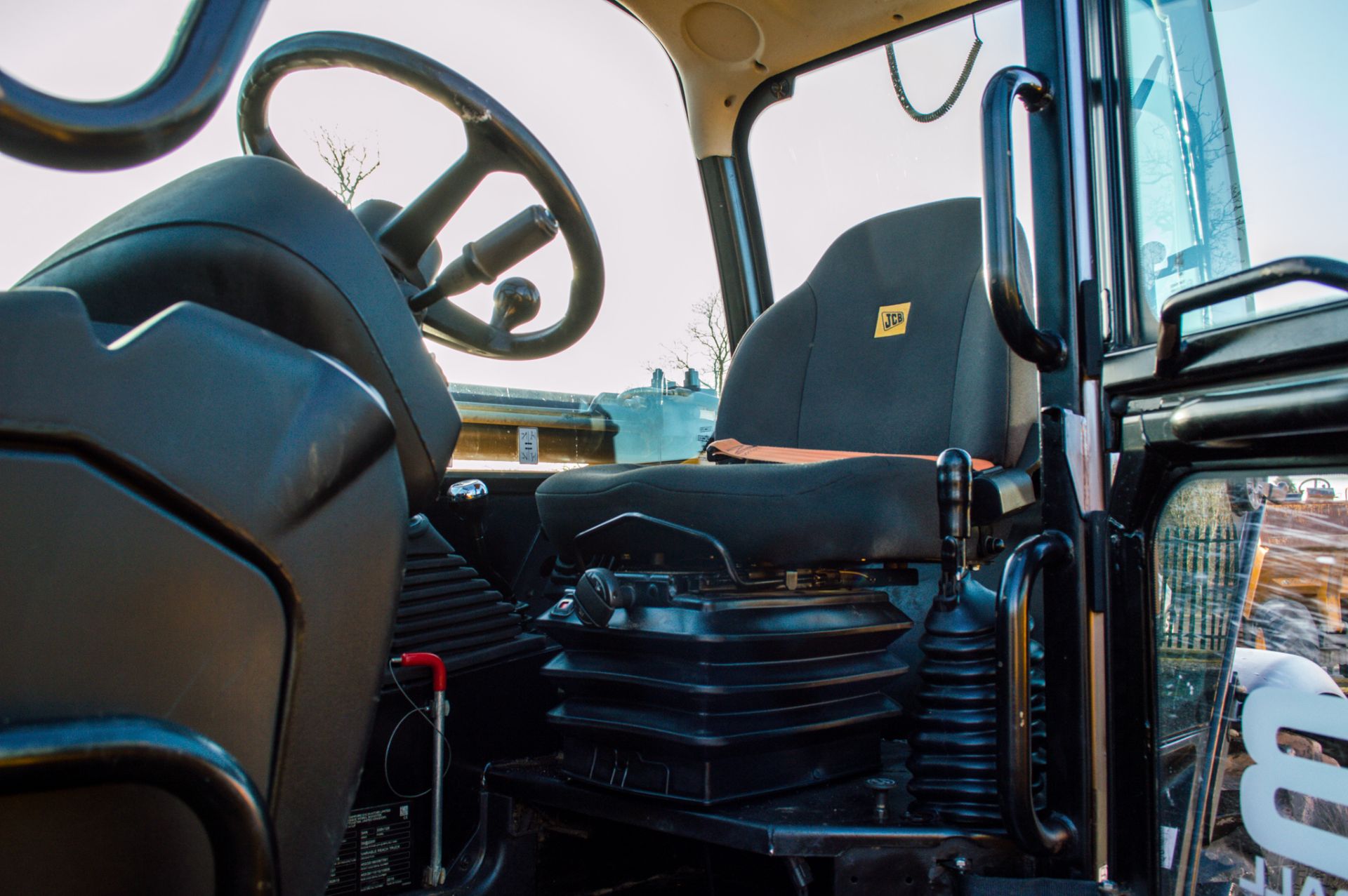 JCB 535-125 Hi-Viz 12.5 metre telescopic handler Year: 2018 S/N: 29594 Recorded Hours: 4471 MT68XKU - Image 18 of 22