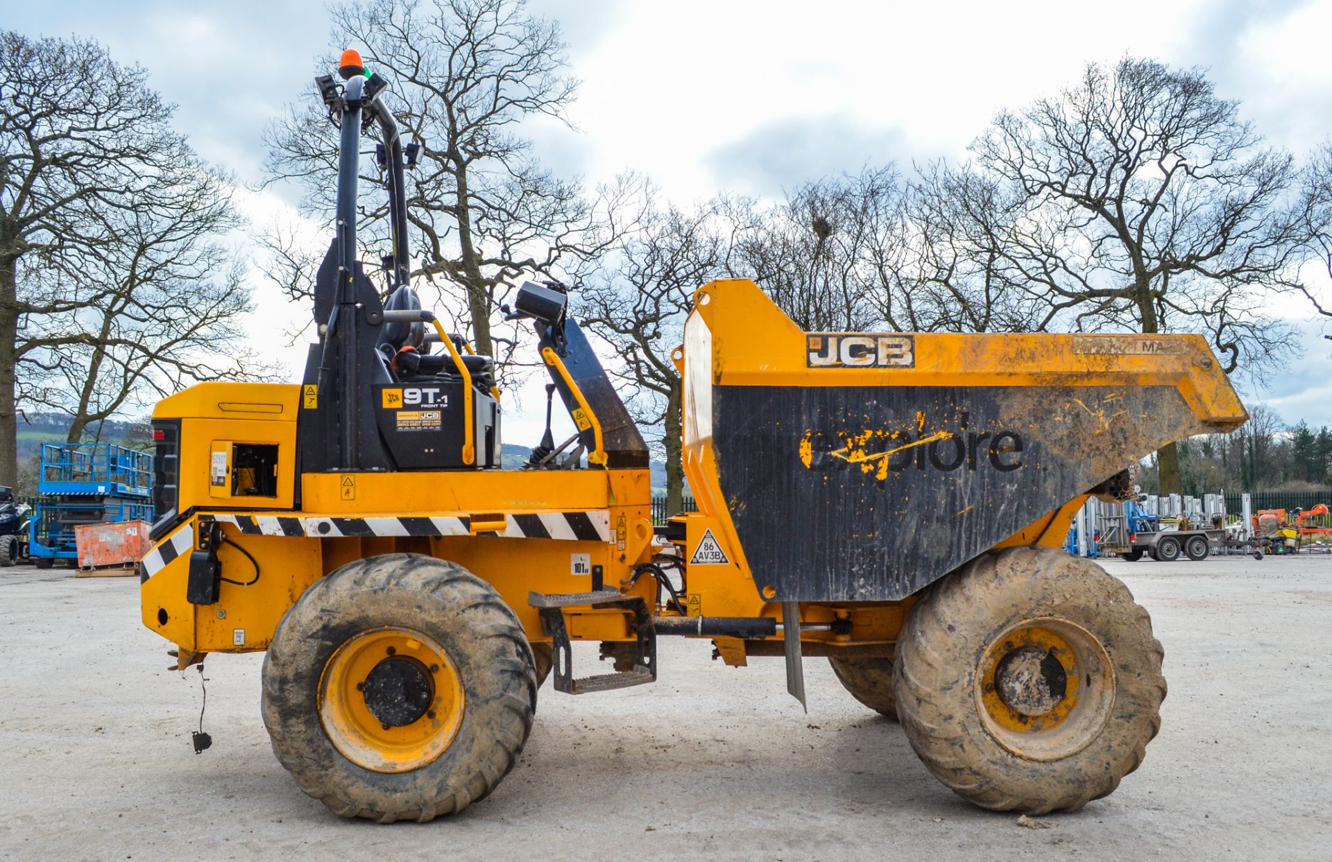 JCB 9FT 9 tonne straight skip dumper  Year: 2018 S/N: 2780323 ** note to bidders, this machine has - Image 7 of 19