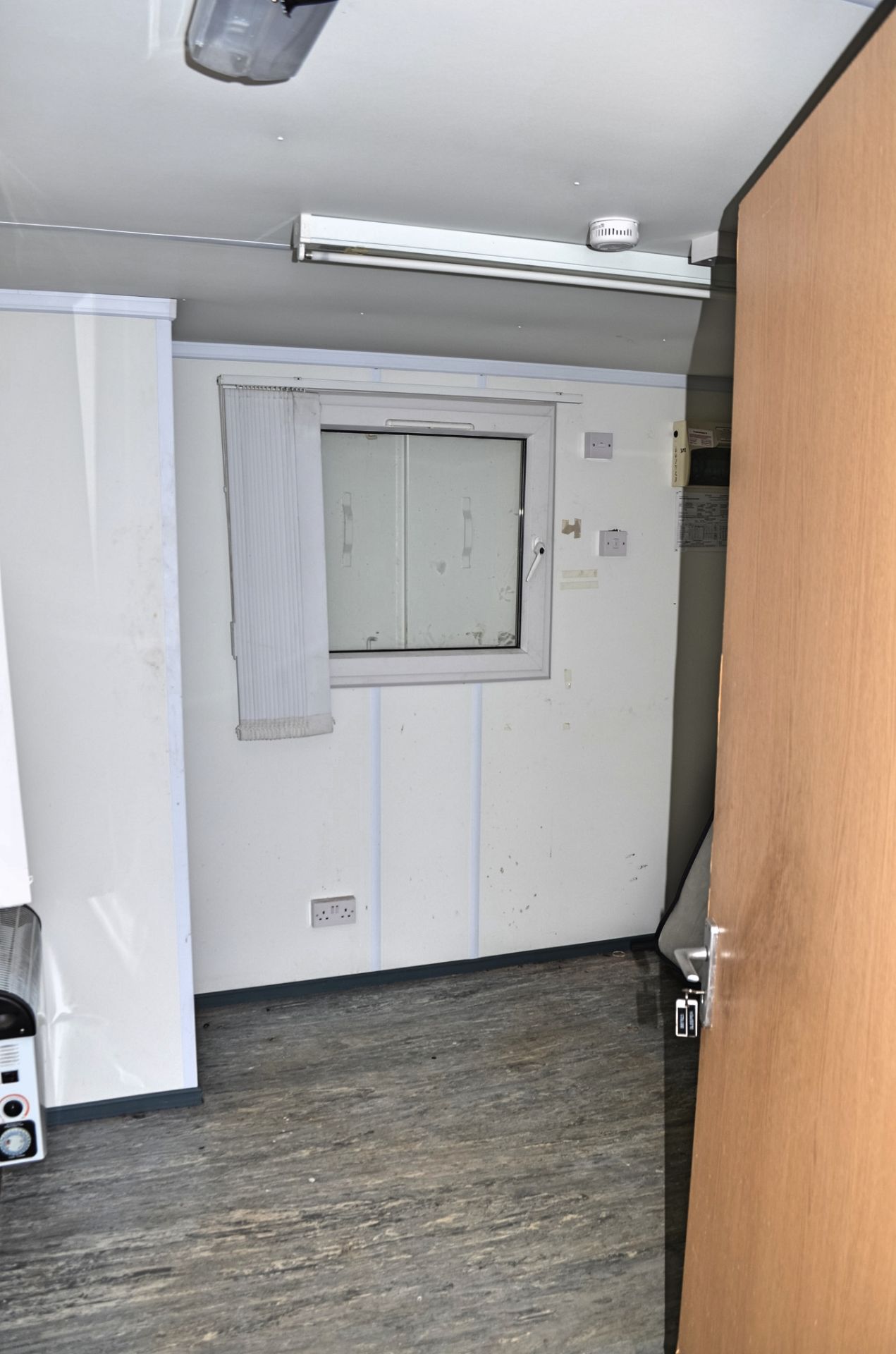 32ft x 10ft anti-vandal steel jack leg 2 bedroom accomodation unit comprising kitchen, wc/shower and - Image 11 of 12