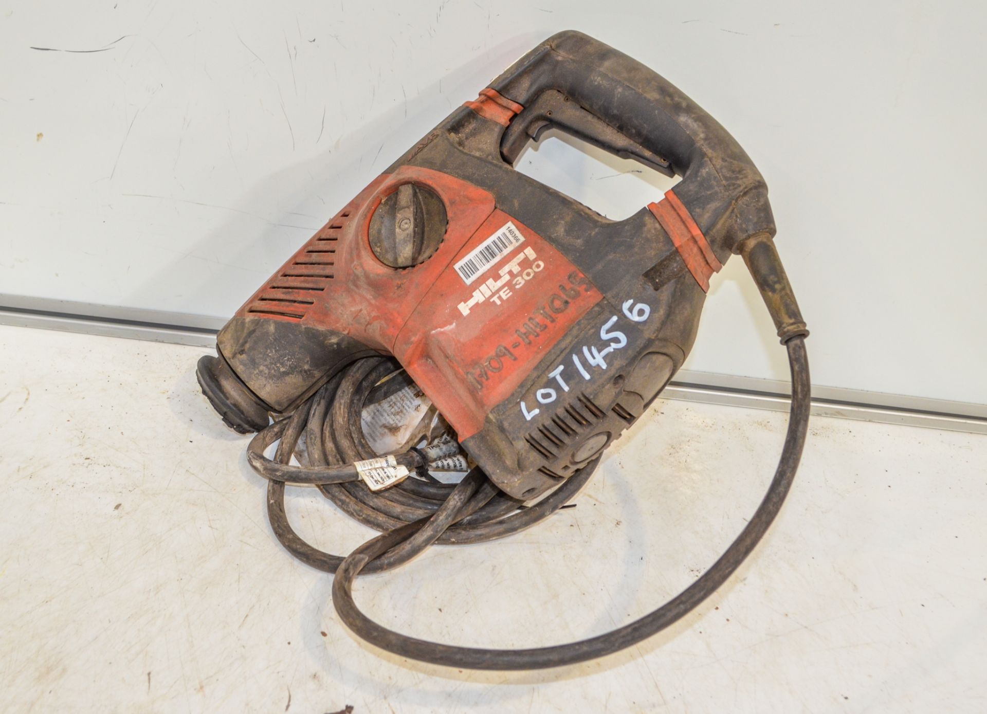 Hilti TE300 110v SDS rotary hammer drill ** Chuck sheared off ** 1709HIT065