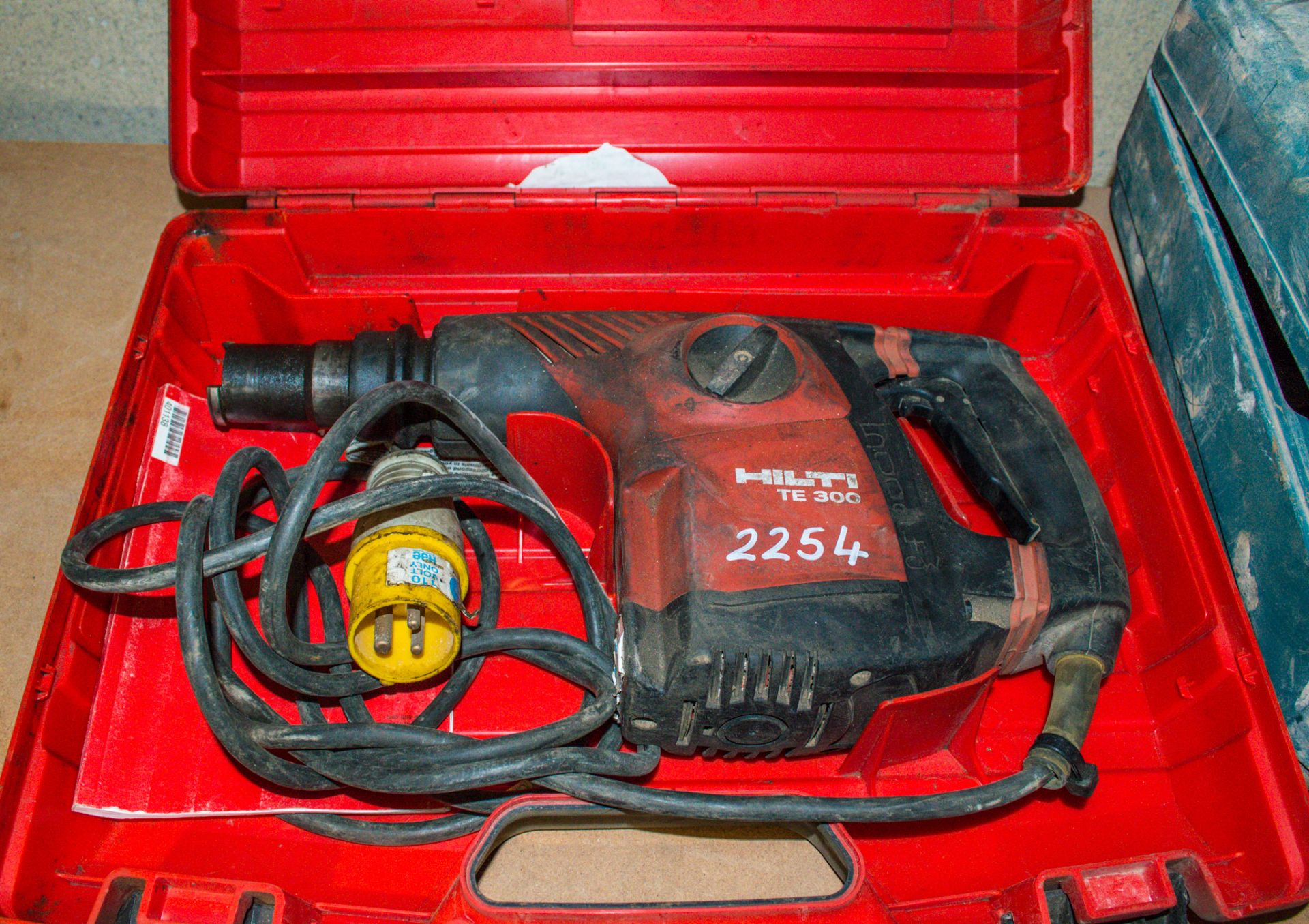 Hilti TE300 110v SDS rotary hammer drill c/w carry case ** Chuck parts missing ** CW50144